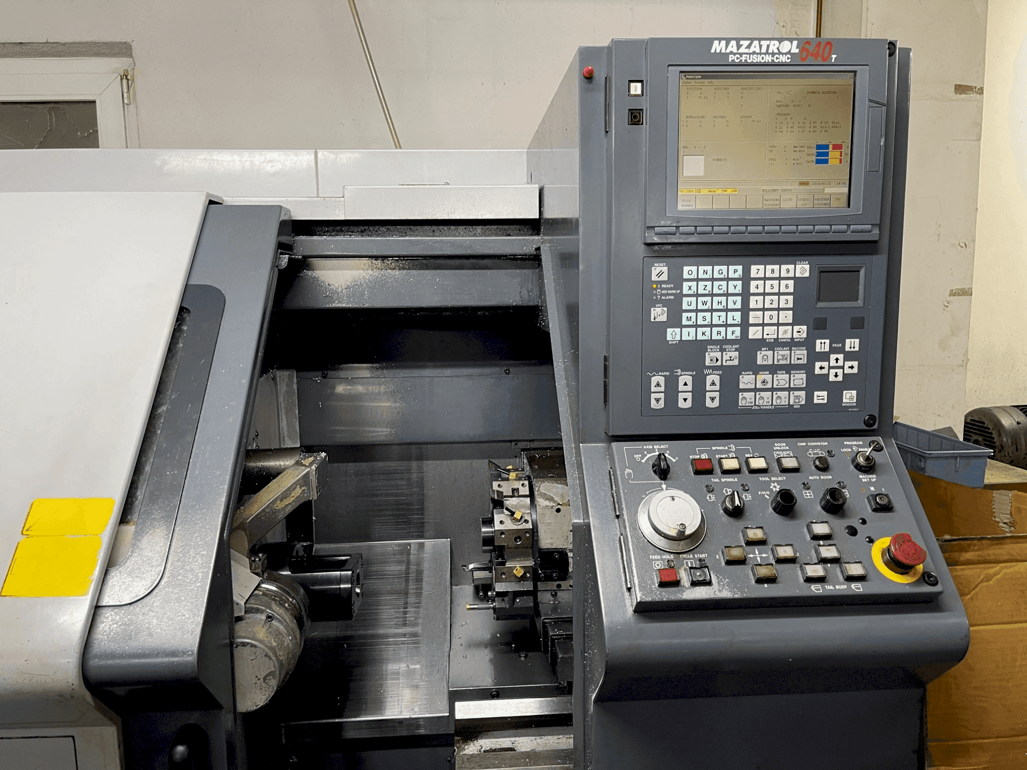 Frontansicht der Mazak QUICK TURN 10 (2000) Maschine