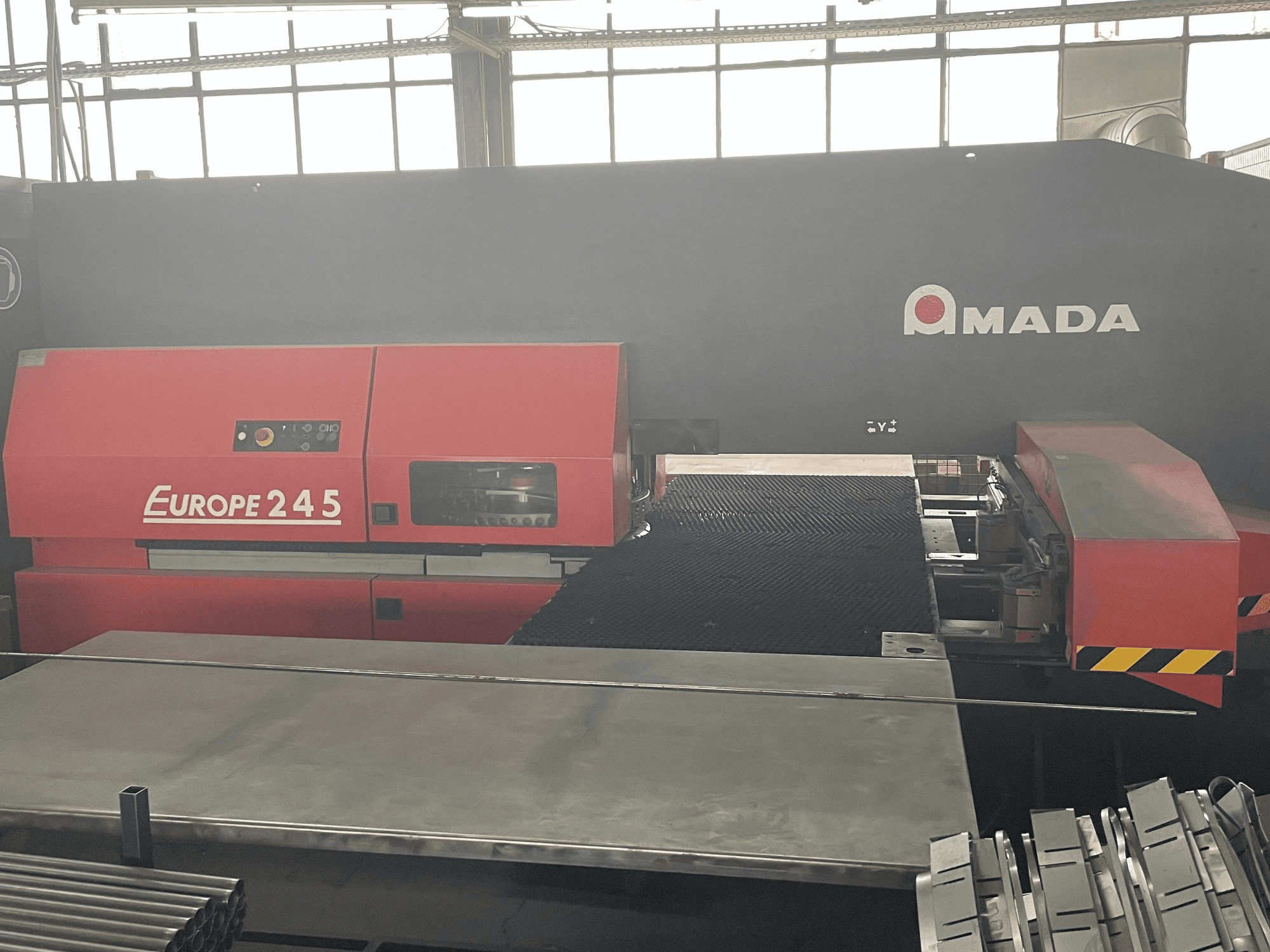 Frontansicht der AMADA Europe 245 Maschine