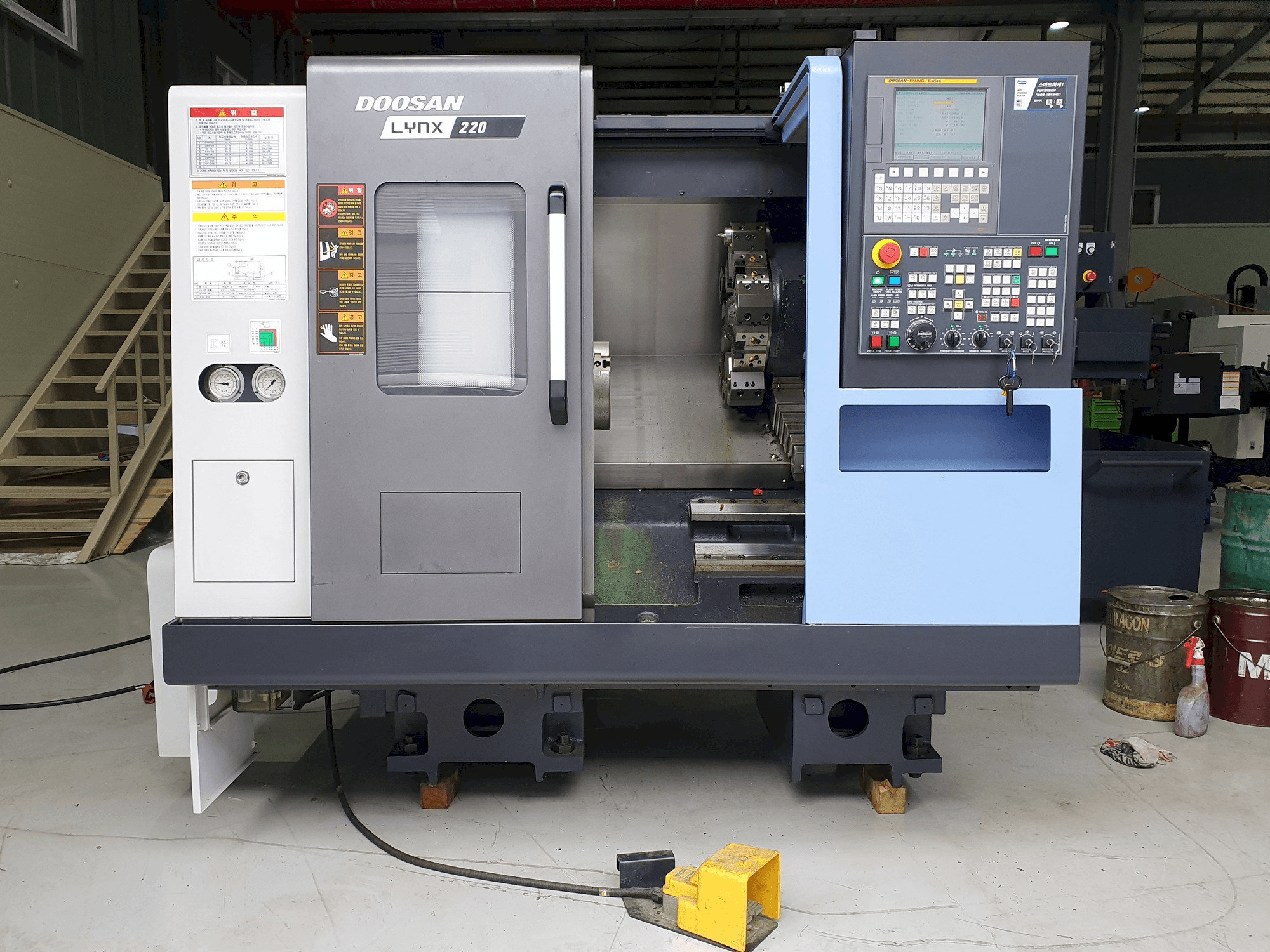 Frontansicht der Doosan LYNX220C Maschine