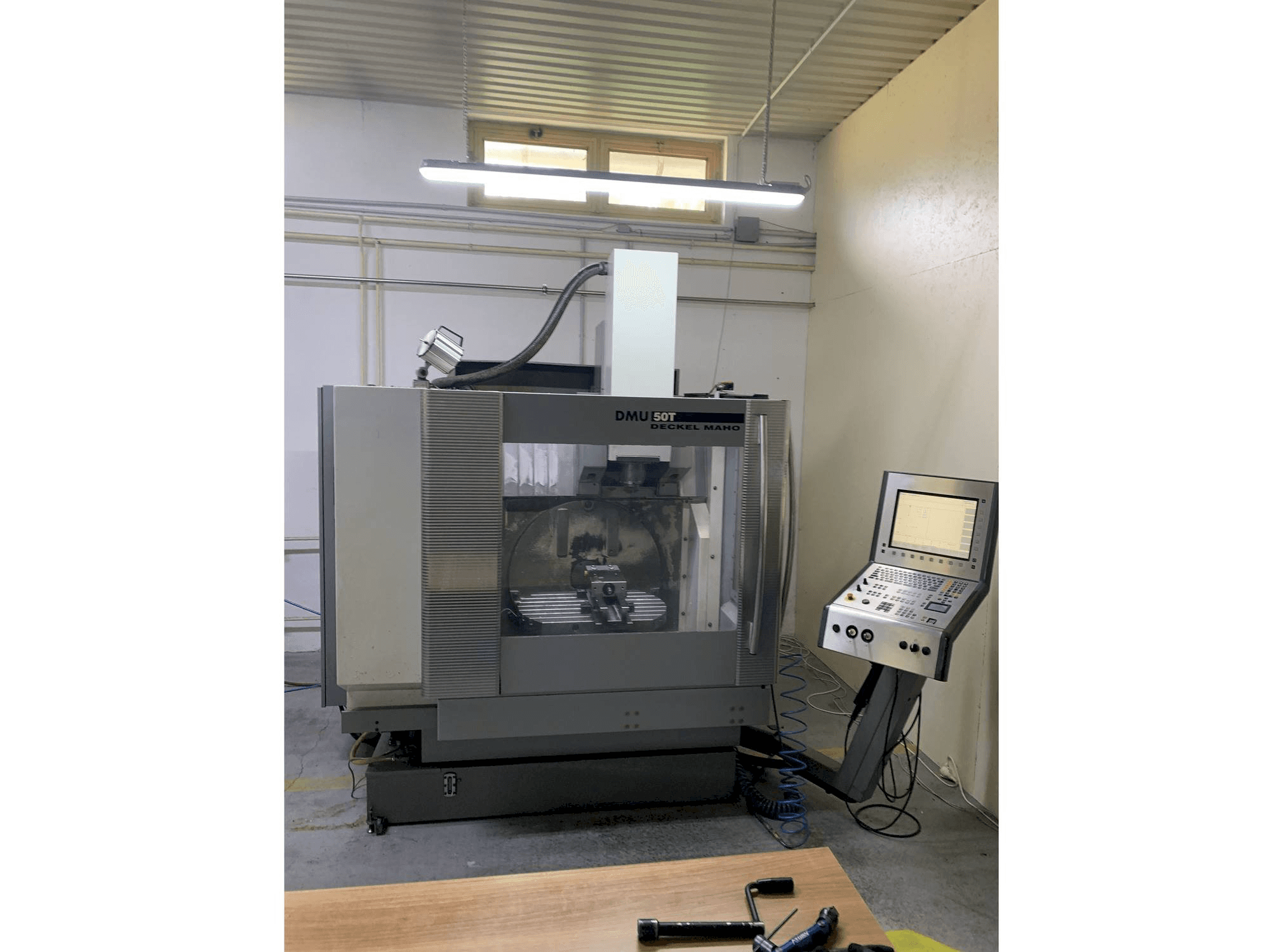 Frontansicht der DECKEL MAHO DMU 50T Maschine