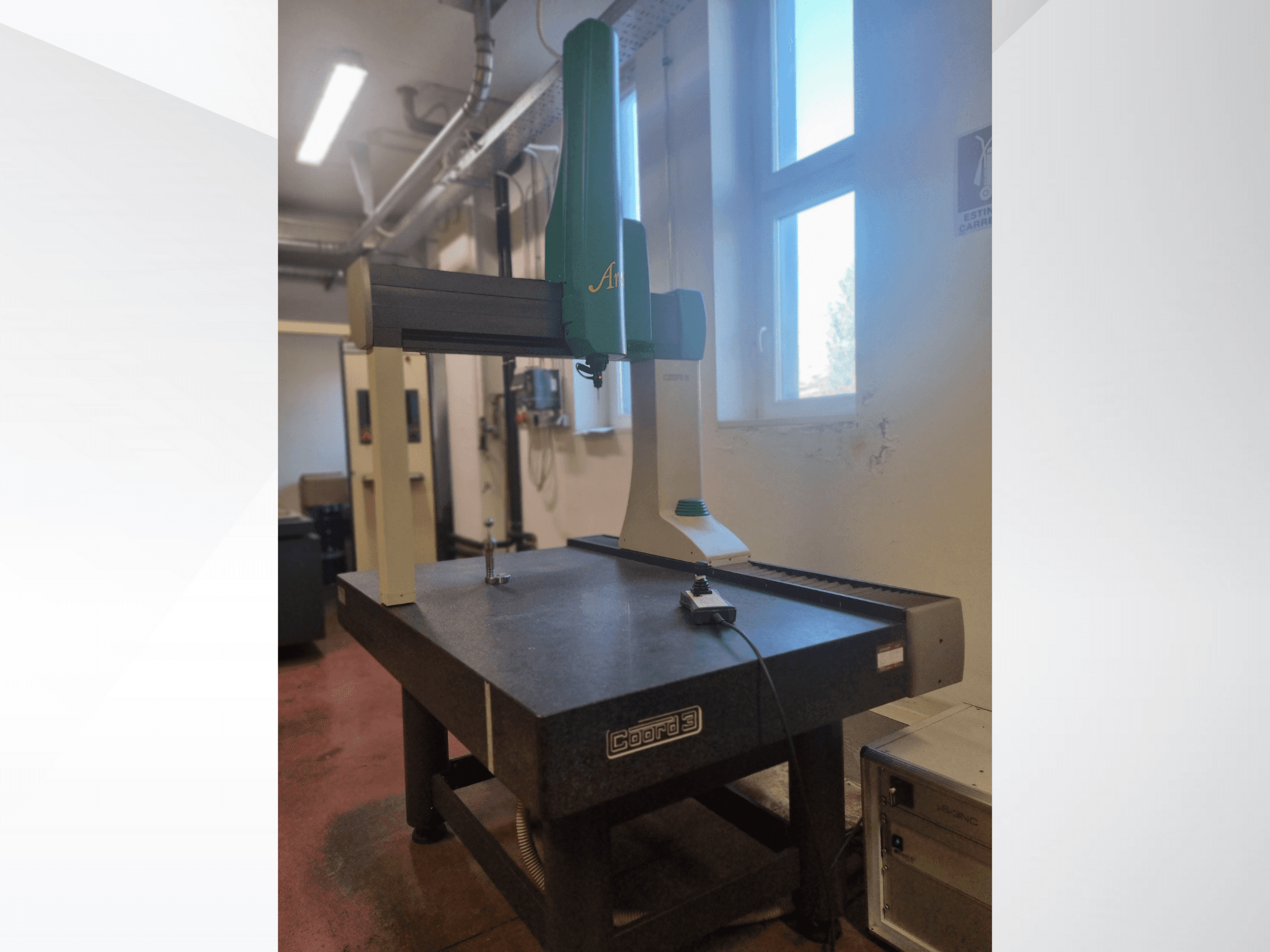 GOM Atos 3D-Scanner in der Vorderansicht auf einem Granitmesstisch, mit sichtbarem Kabel und Steuergerät.