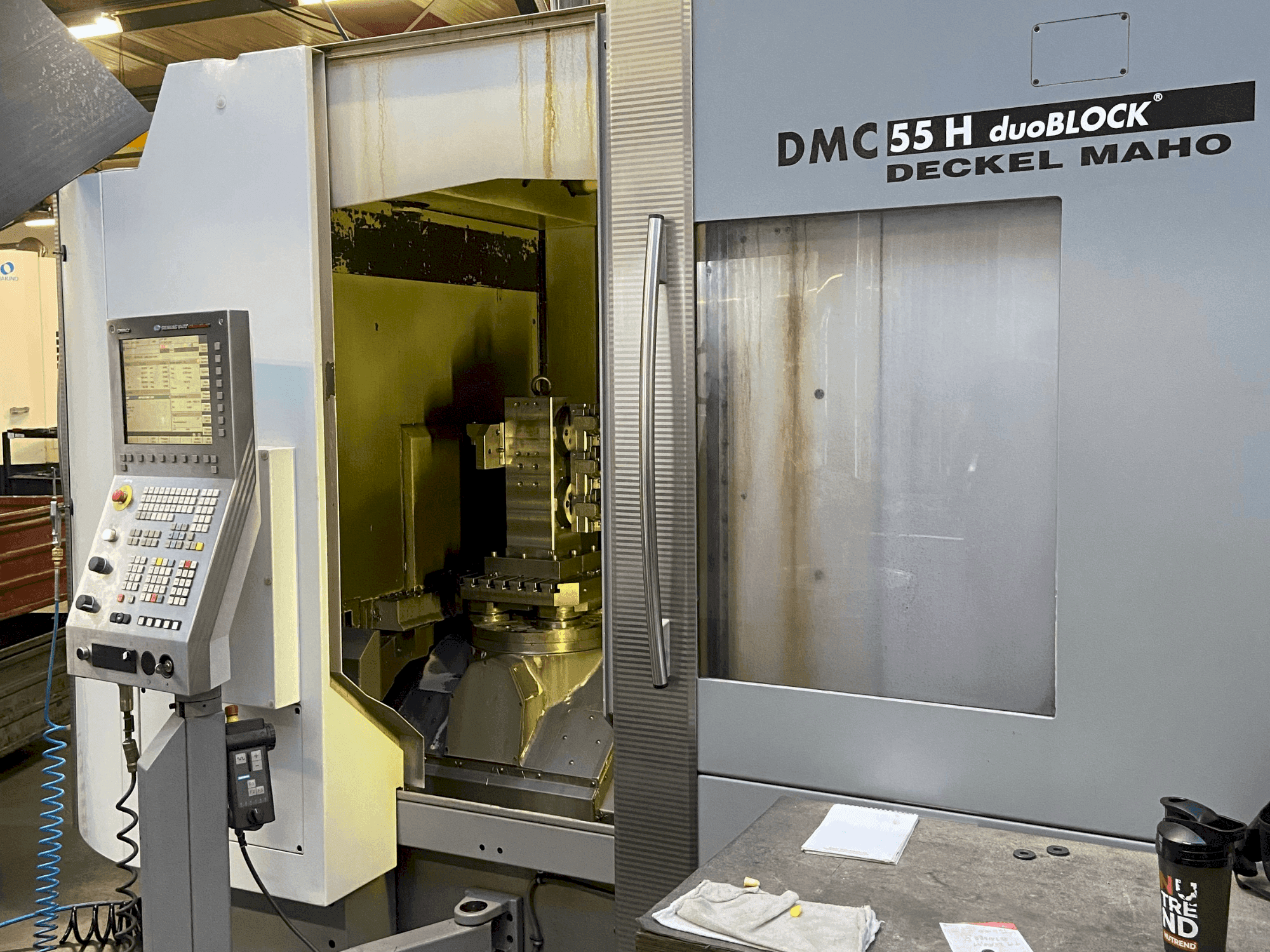 Frontansicht der DECKEL MAHO DMC 55H duoBlock (2007) Maschine