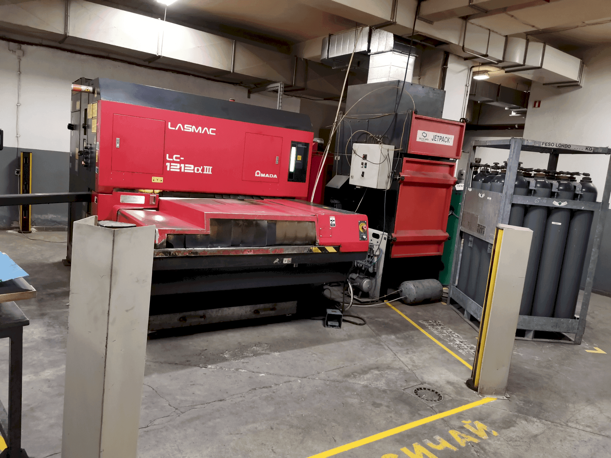 Frontansicht der AMADA LC 12-12 αIII Maschine