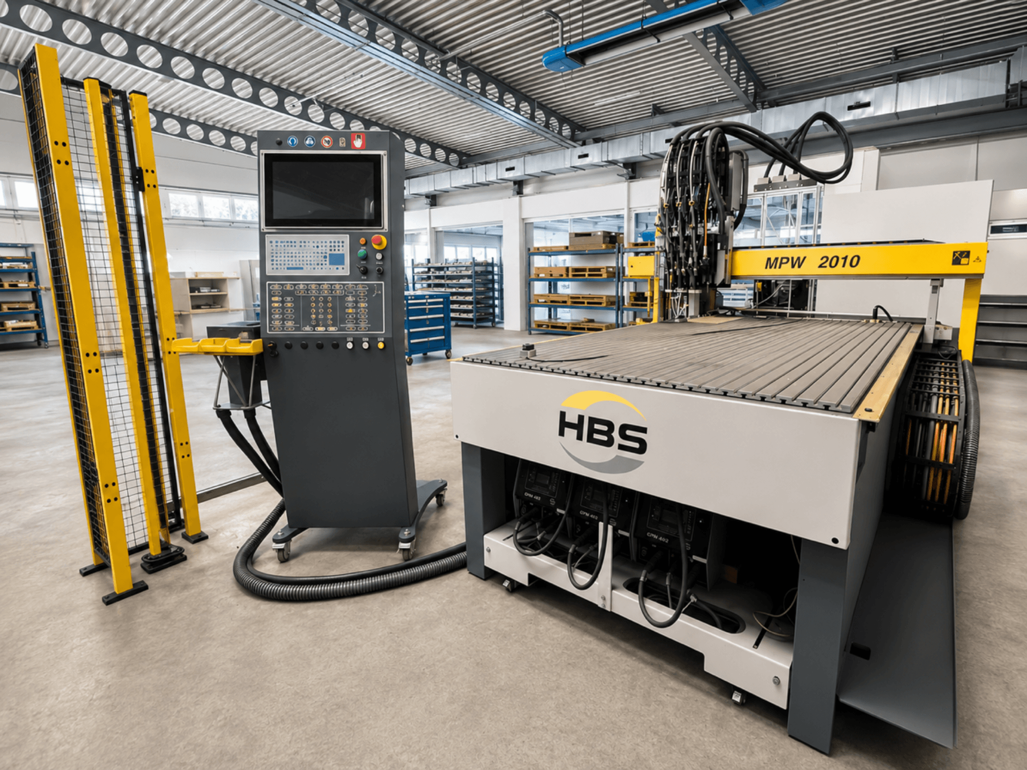 HBS MPW 2010 Blechbearbeitungsmaschine in Frontansicht, ausgestattet mit einem Bedienfeld und einem Industriedesign für präzises Metallschneiden.