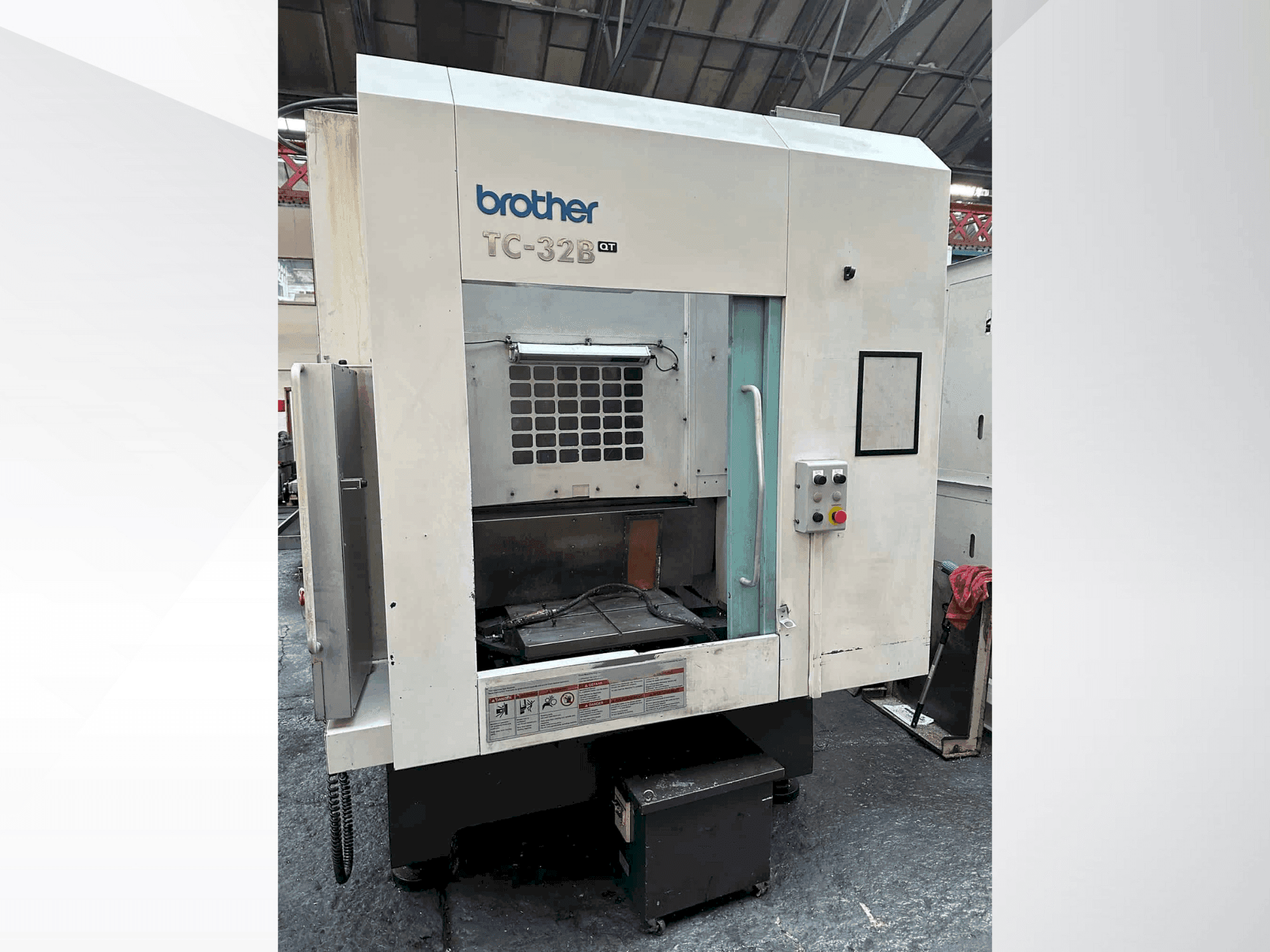 Frontansicht der Brother TC-32B QT Maschine