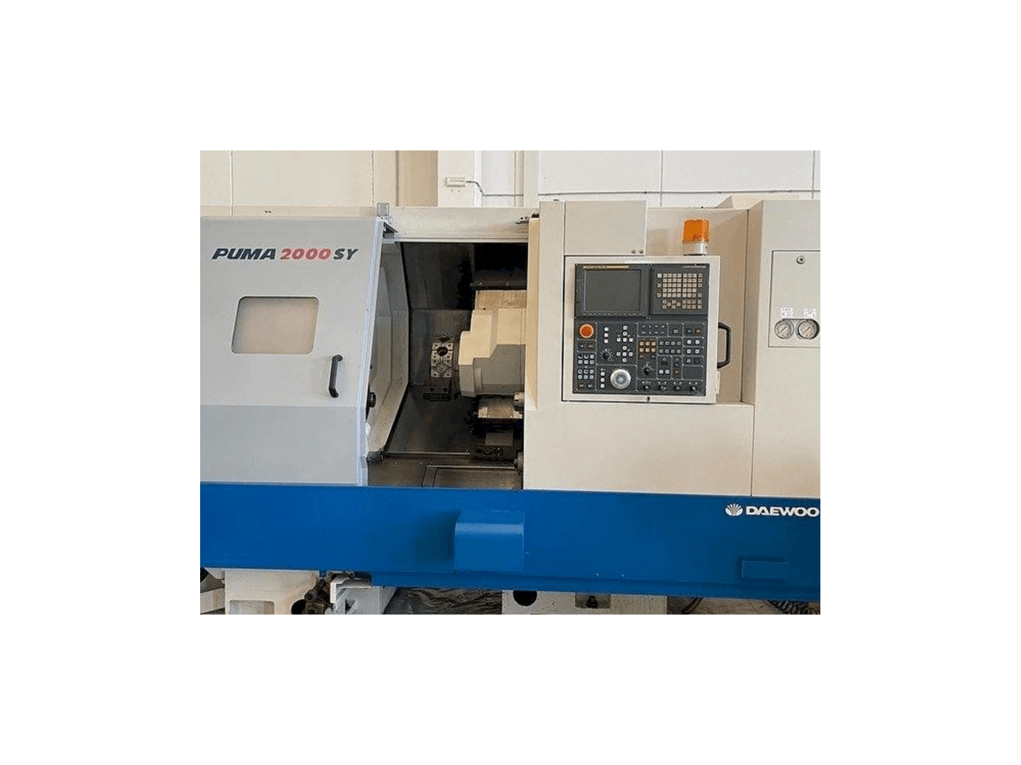 Frontansicht der Doosan Puma 2000SY Maschine