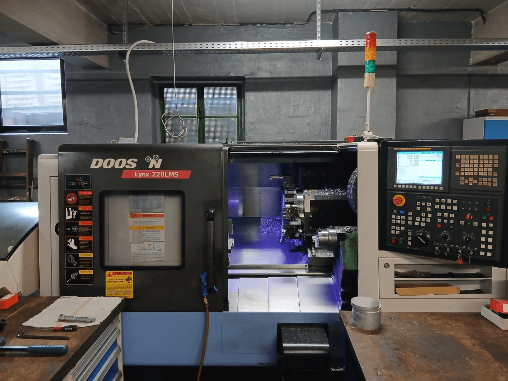 DOOSAN Lynx 220 LMS Horizontal-Drehmaschine, Vorderansicht, mit Bedienfeld und sichtbarem Bearbeitungsbereich.