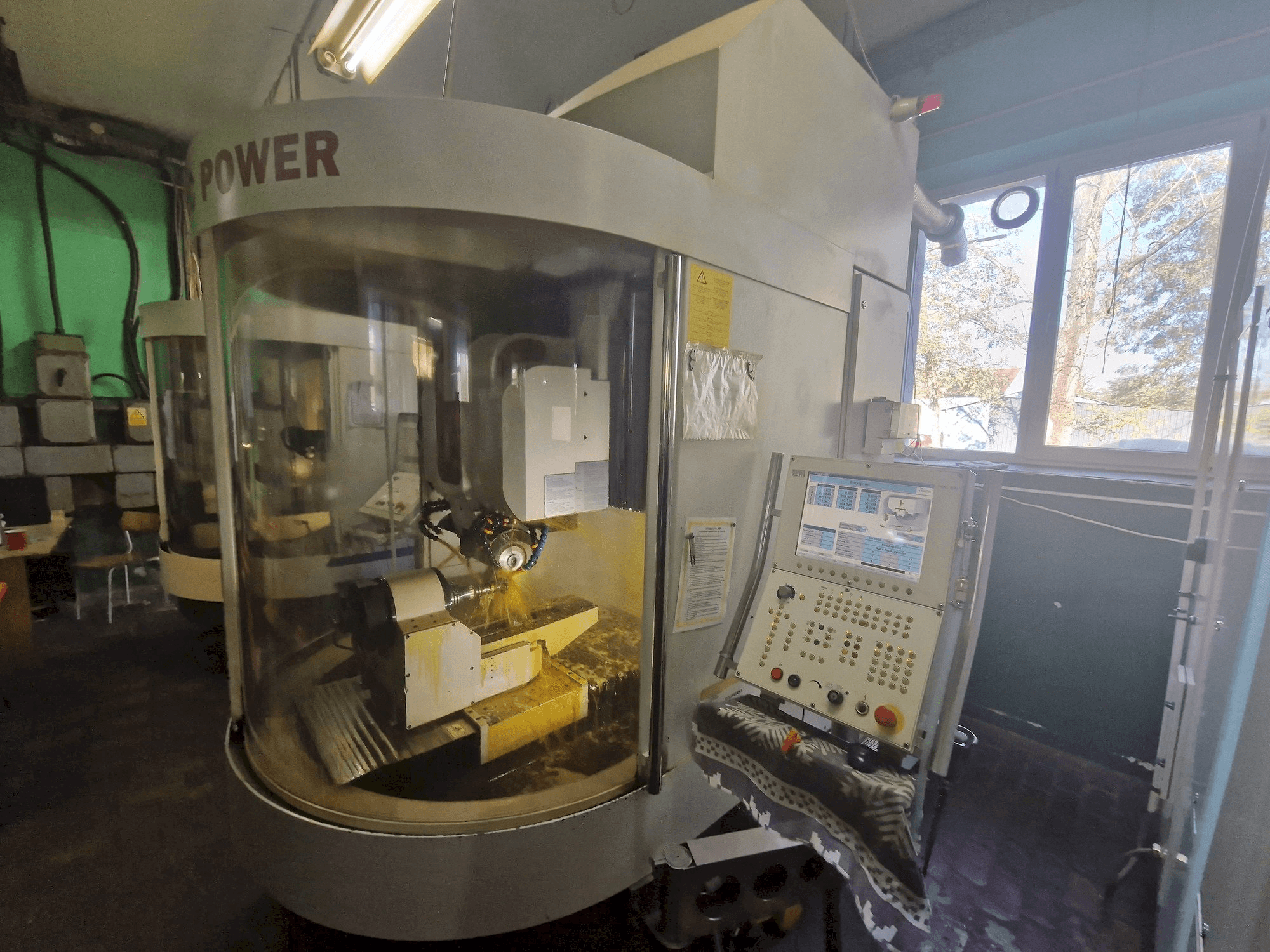 Frontansicht der WALTER Helitronic Power Maschine