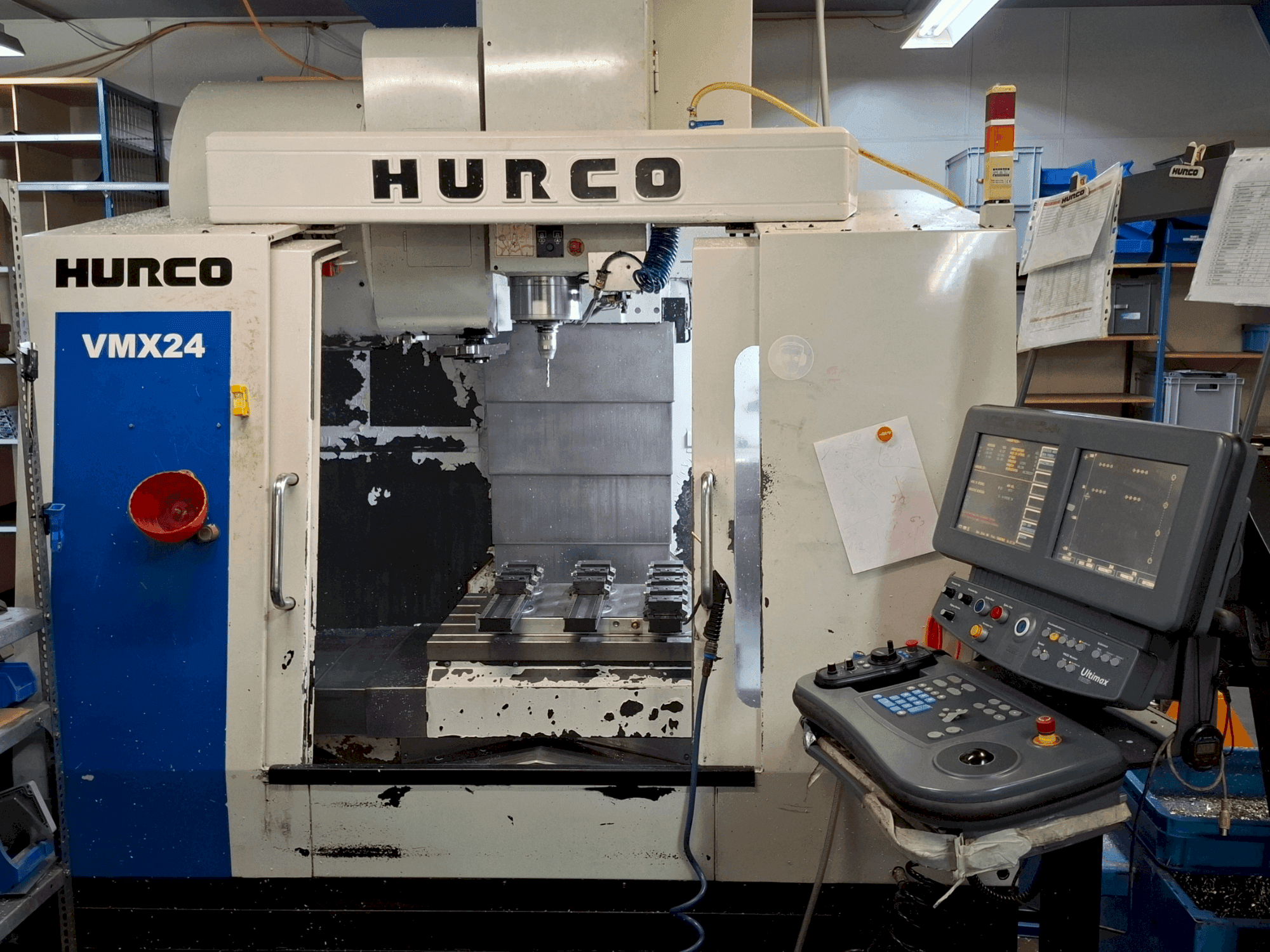 Frontansicht der Hurco VMX24 Maschine