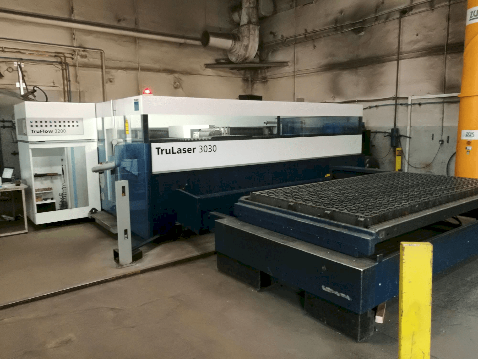 Frontansicht der Trumpf TruLaser 3030 L20 Maschine