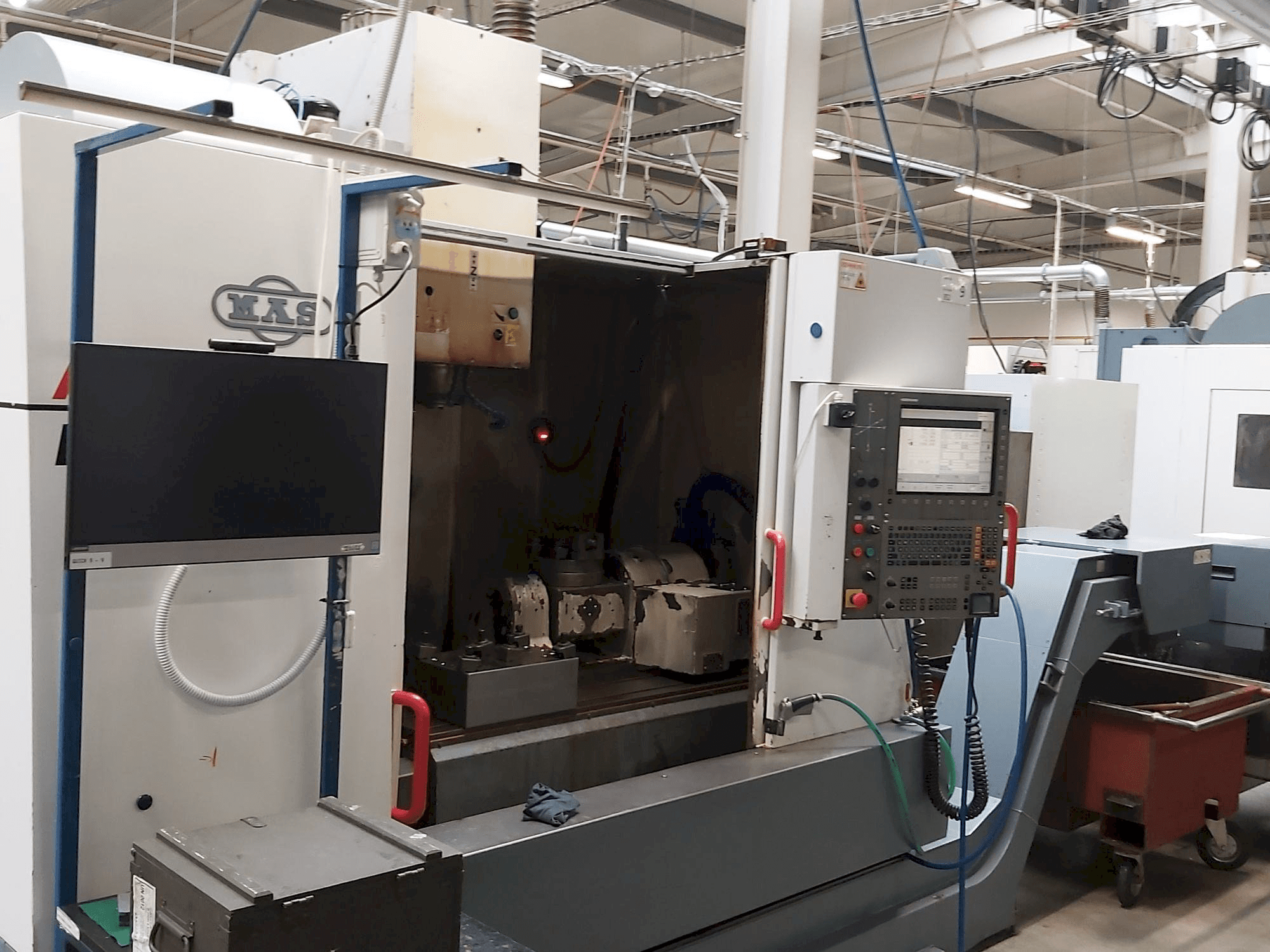 Linke Seitenansicht der KOVOSVIT MAS MCV 1016 Quick Maschine