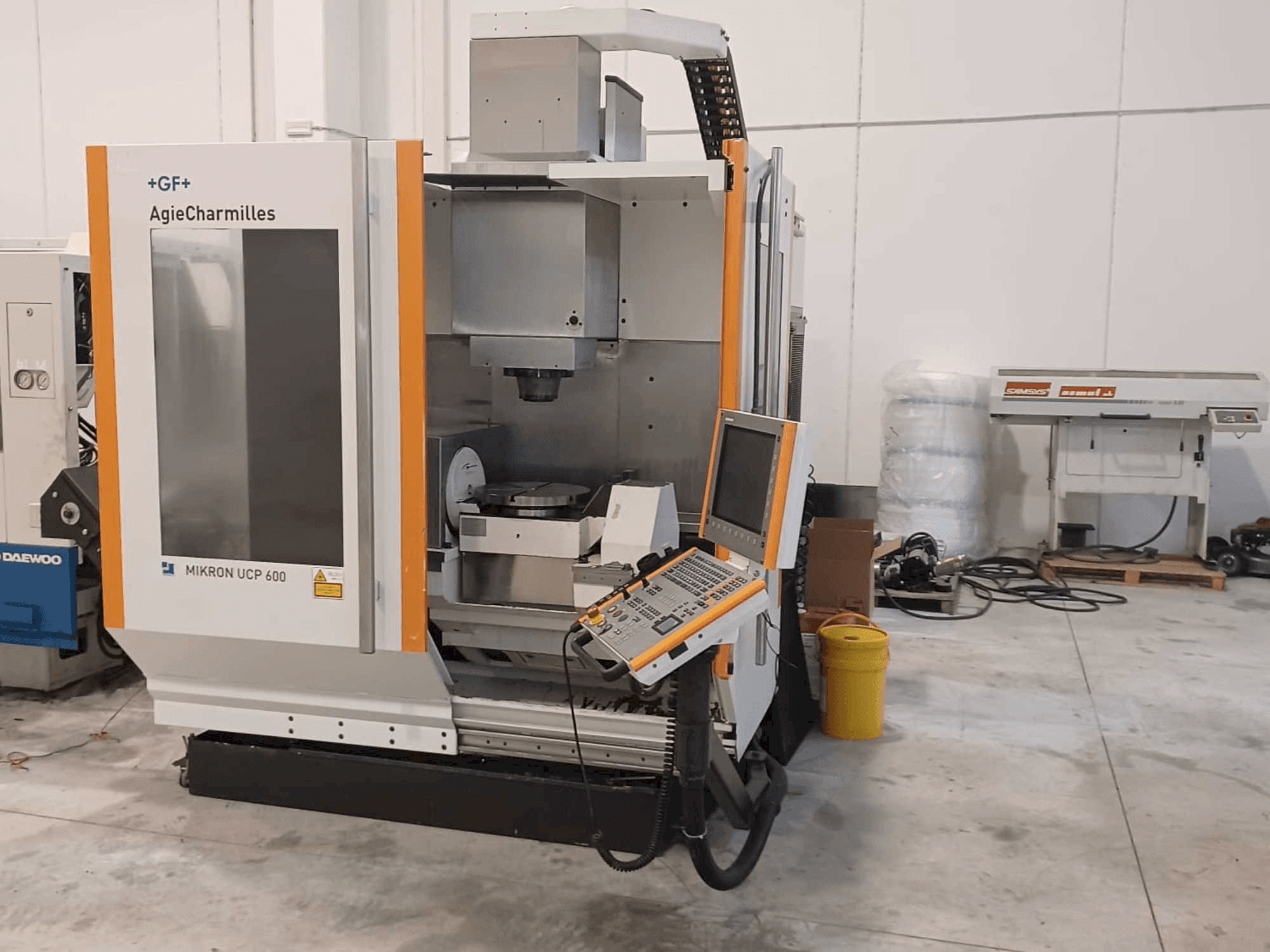 Frontansicht der AgieCharmilles Mikron UCP 600 Maschine