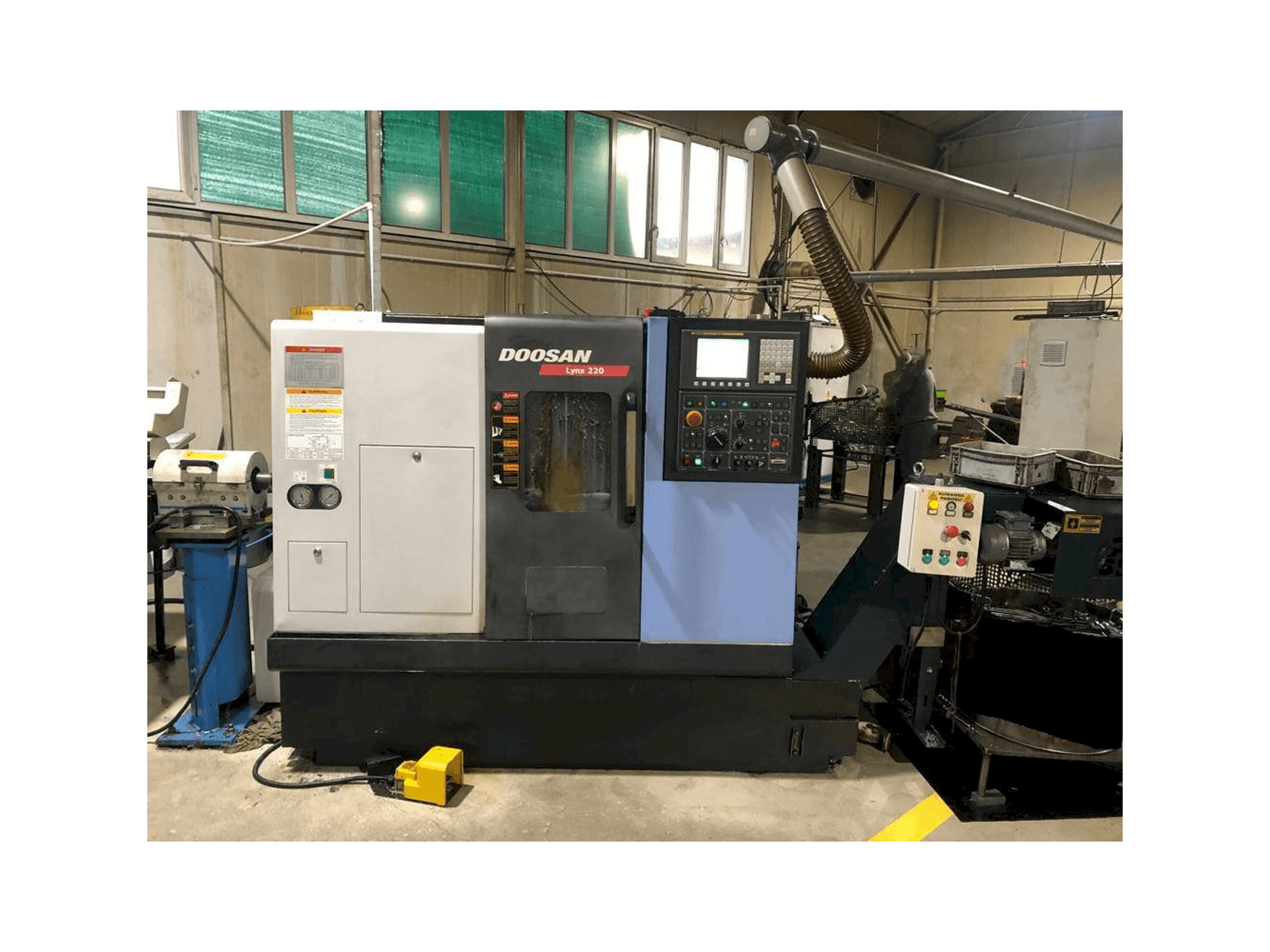Frontansicht der Doosan Lynx 220 B Maschine