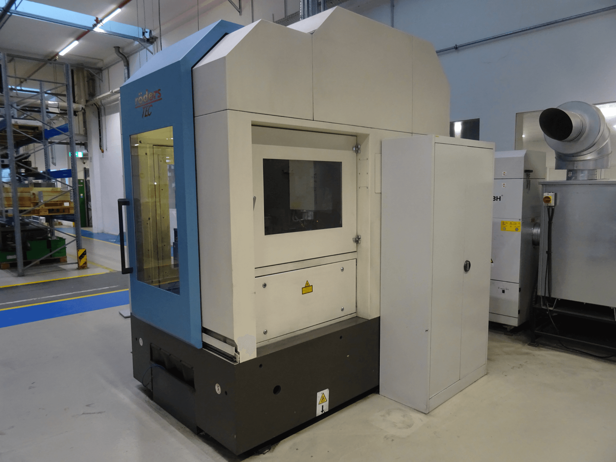 RÖDERS RFM 760 Vertikal-Bearbeitungszentrum, Frontansicht, mit kompakter Bauweise und Bedienfeld. Ideal für die präzise Bearbeitung.