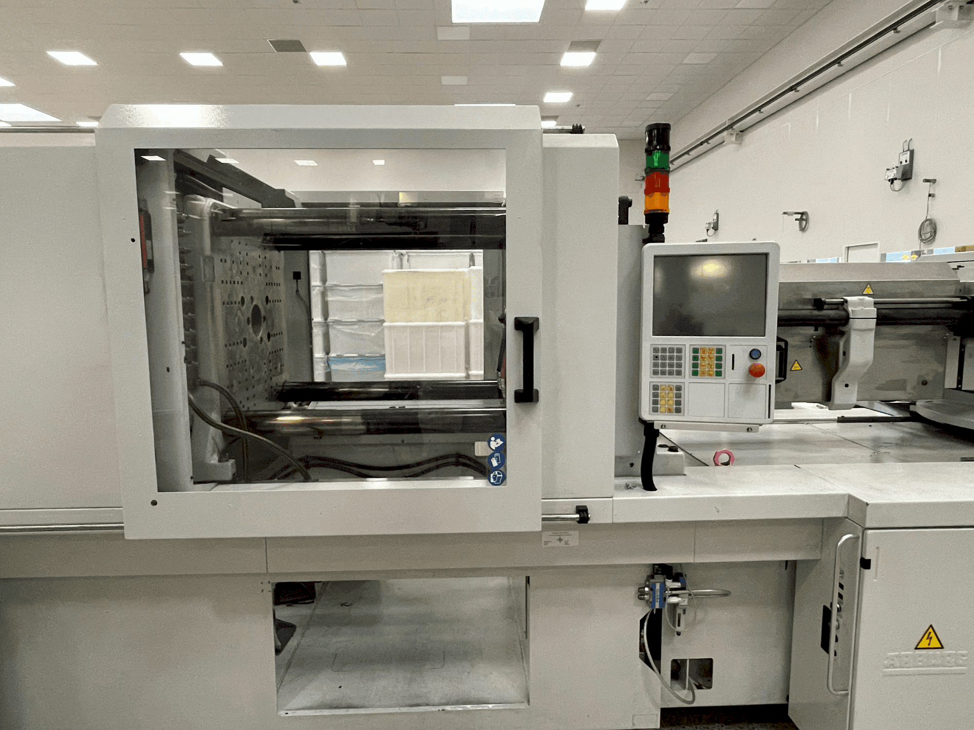 Frontansicht der Arburg Allrounder 570 H 2000-1300 Maschine