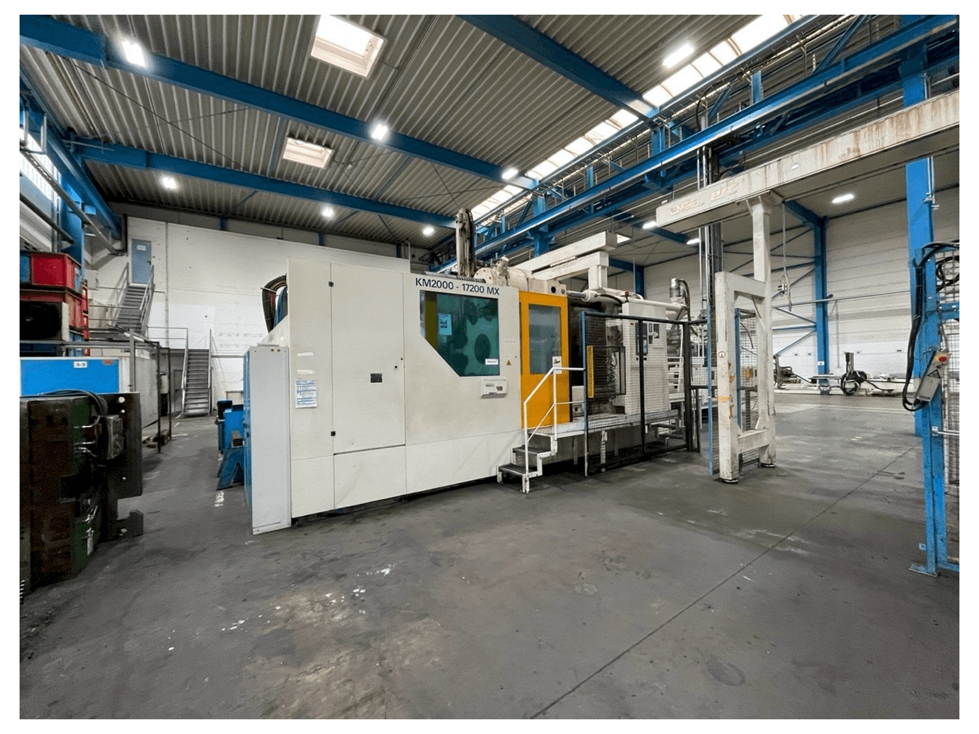 Frontansicht der Krauss Maffei KM 2000 17200 MX Maschine