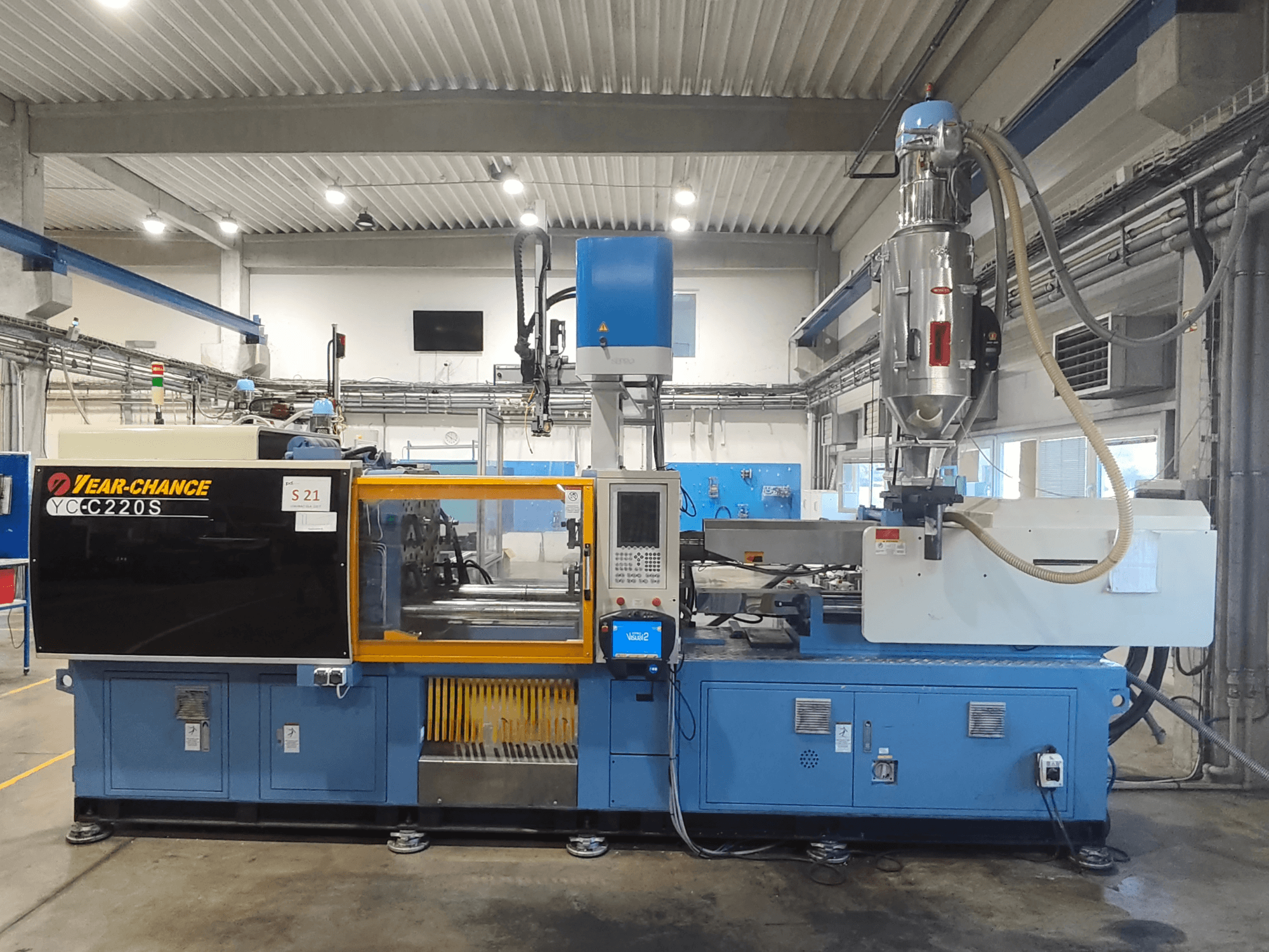 Elektrische Spritzgießmaschine YEAR-CHANCE YC-C 220S, Vorderansicht, mit Bedienfeld und Materialtrichter.
