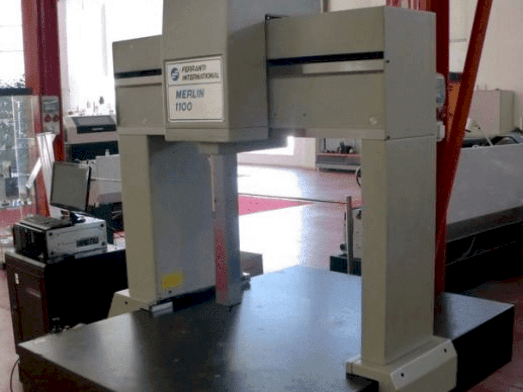 Frontansicht der FERRANTI INTERNATIONAL MERLIN 1100 Maschine