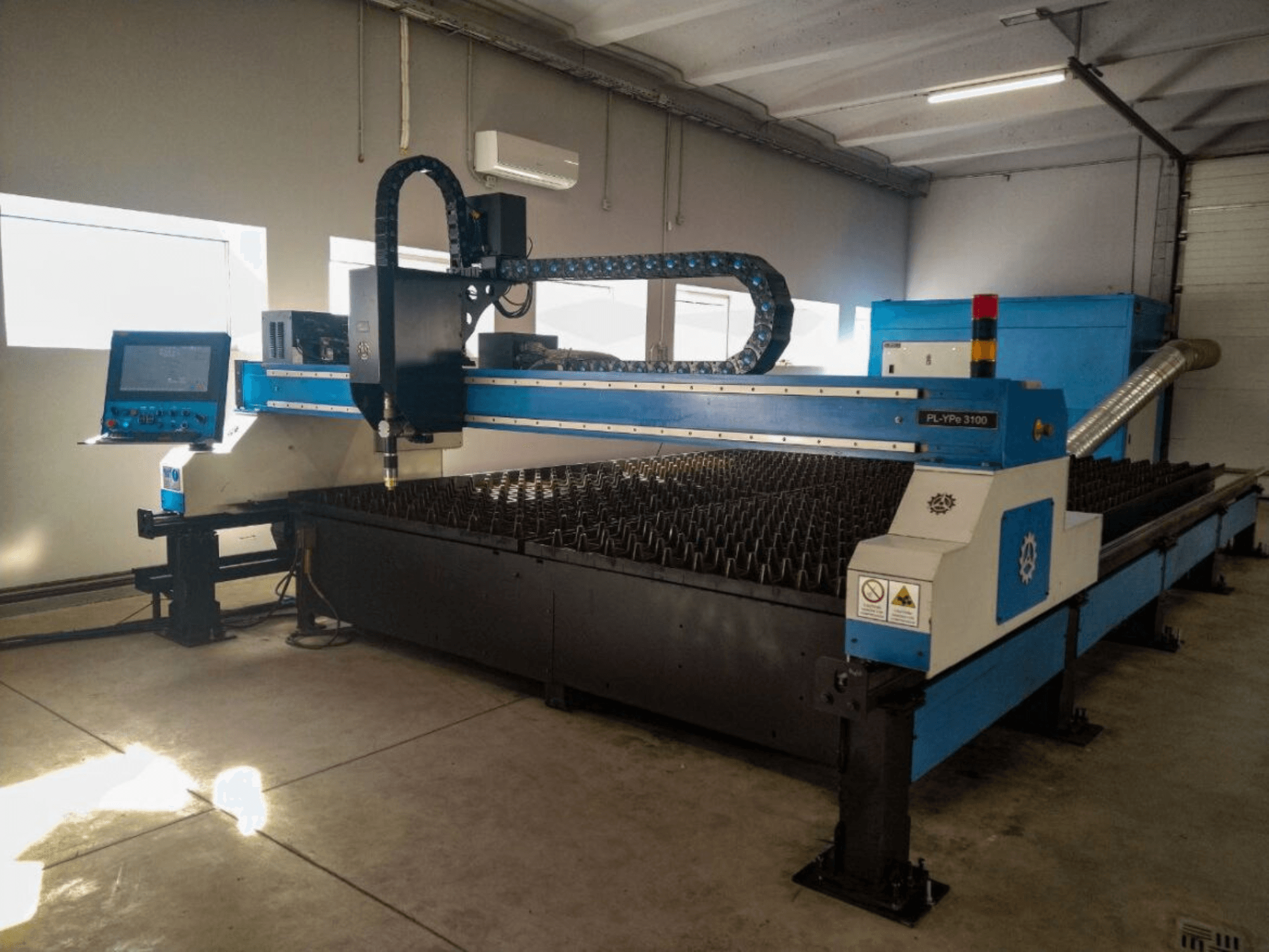 PL-YP© 3100 CNC-Schneidmaschine mit Display, Vorderansicht, mit Metallschneidbett und präzisem Düsenführungssystem.