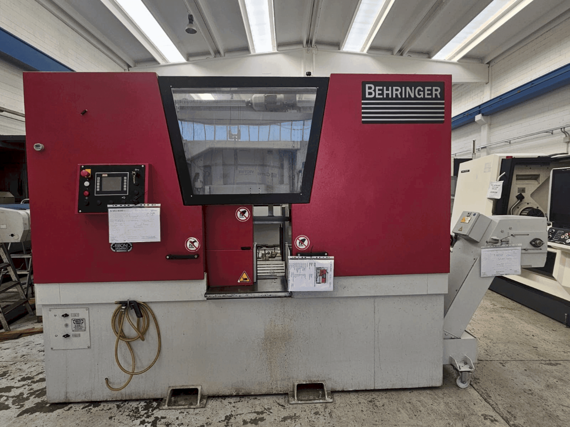 Frontansicht der Behringer HBE 511 A Maschine