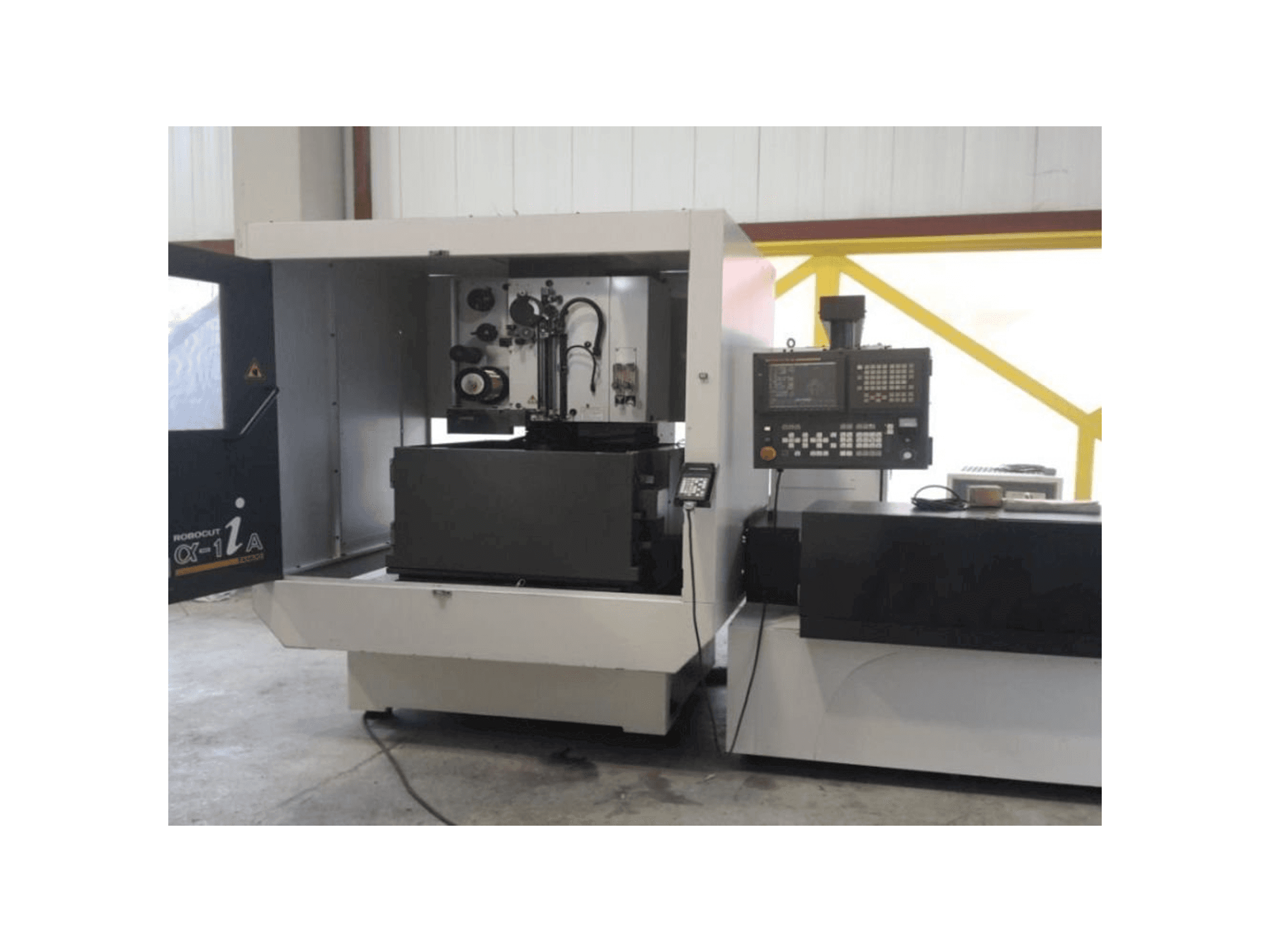 Frontansicht der FANUC Robocut α-1iA Maschine