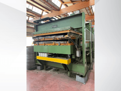 Hydraulische Presse von Manni, Seitenansicht, mit grünem Metallgehäuse, gelbem Sockel und mehreren sichtbaren Hydraulikleitungen.