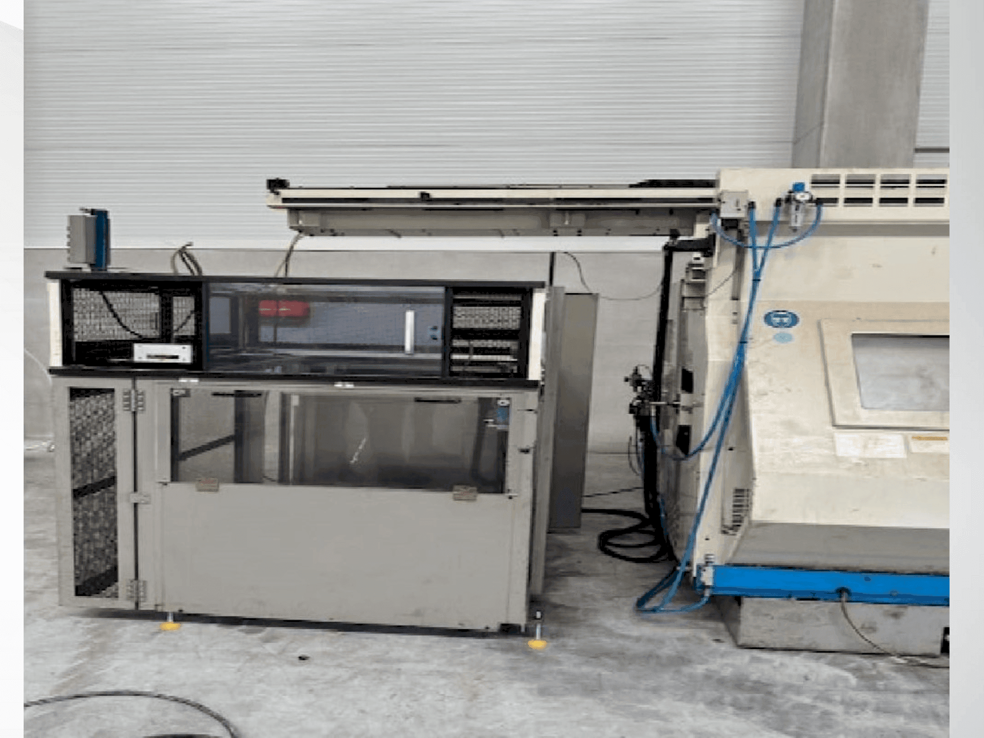 Frontansicht der Okuma LT 10-M Maschine