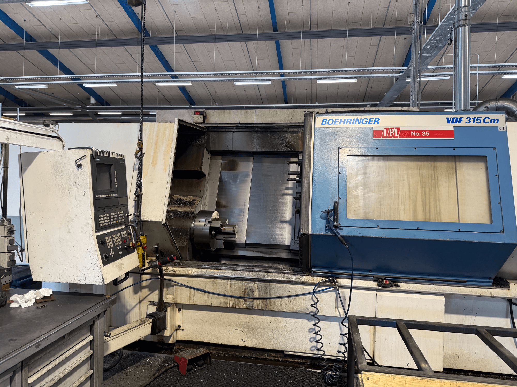 Frontansicht des Horizontaldrehautomaten BOEHRINGER VDF 315 CM mit Bedienpult und offenem Arbeitsraum.