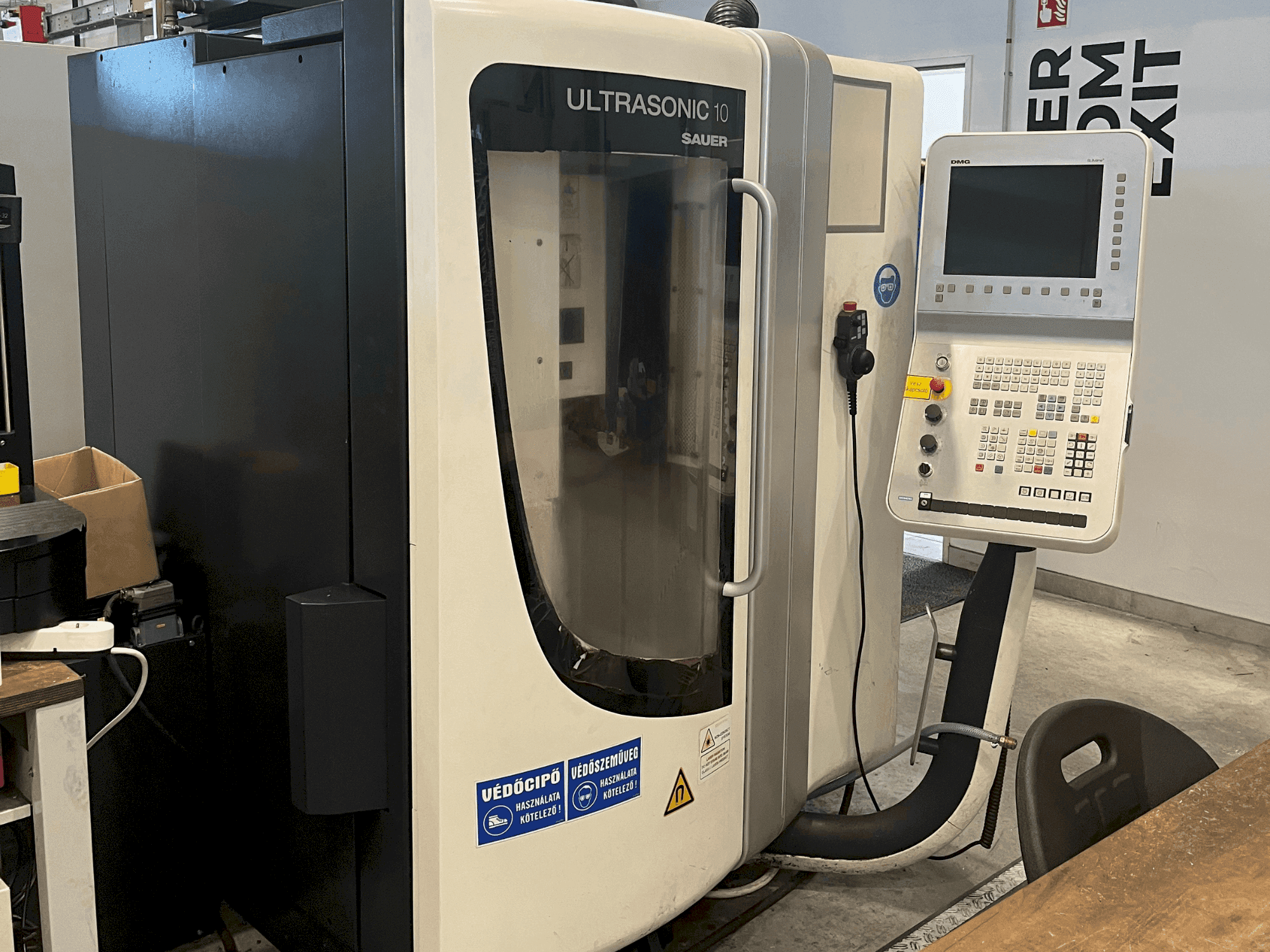 Frontansicht der DMG ULTRASONIC 10 Maschine