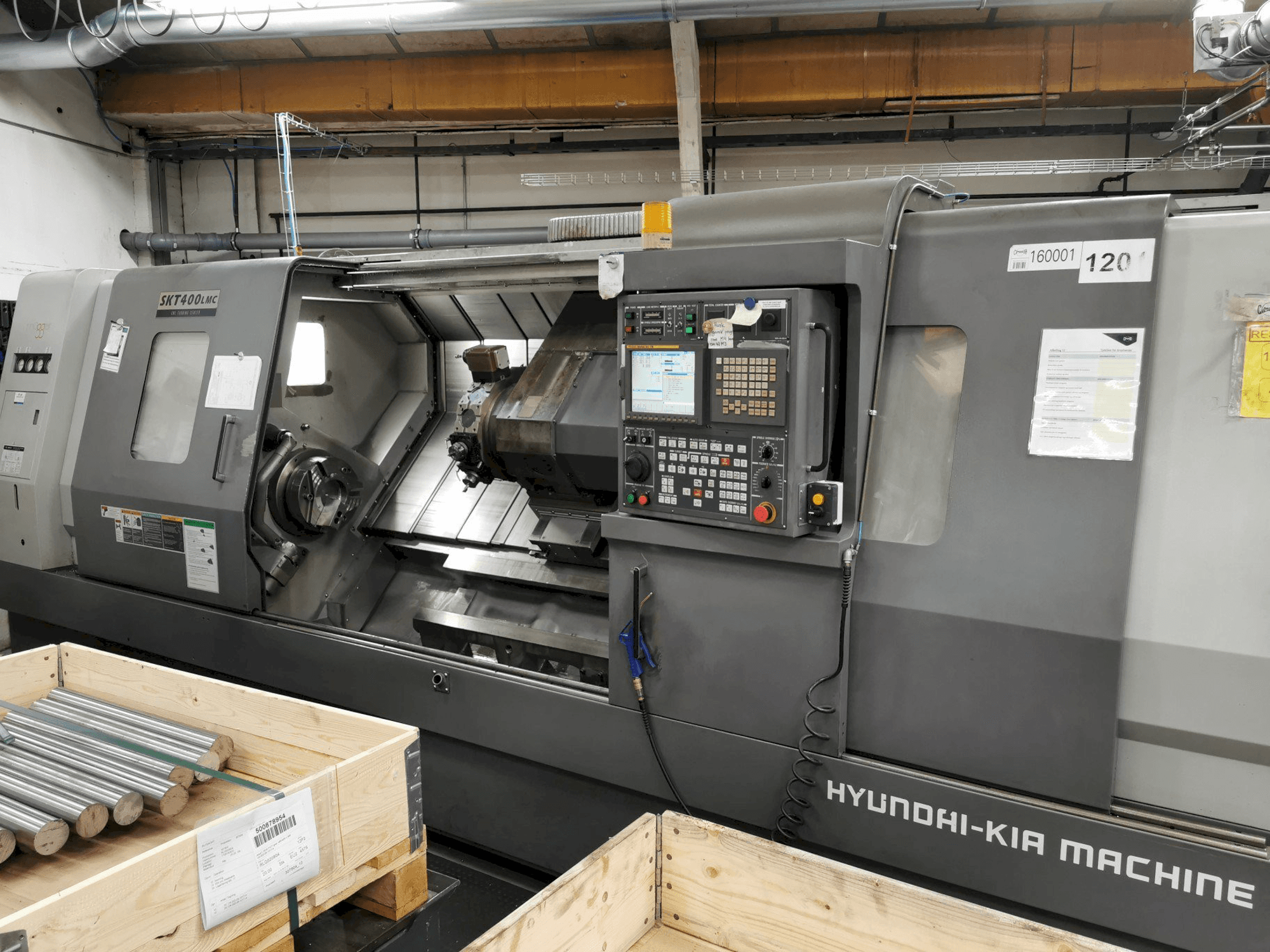 Frontansicht der Hyundai Kia SKT400LMC Maschine