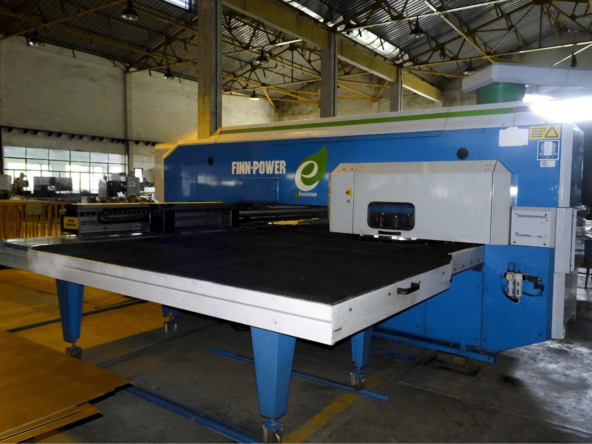 Rechte Ansicht der Finn-Power E 5 Ui Maschine
