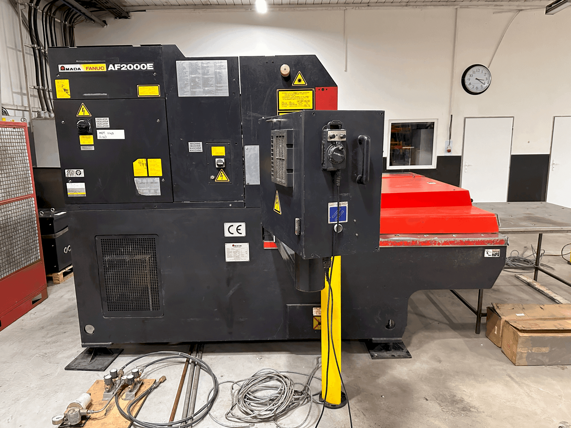 Frontansicht der AMADA LC 1212 A3 Maschine