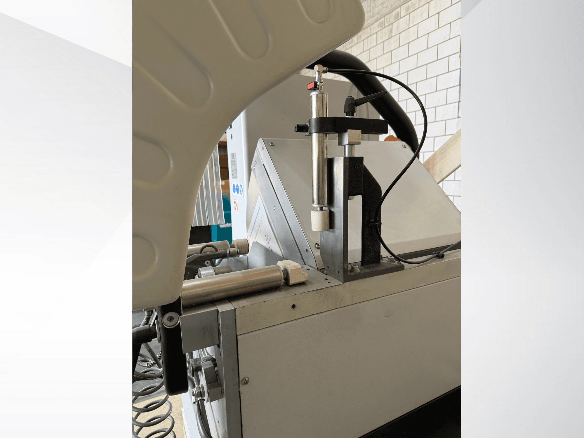 Nahaufnahme einer Präzisions-Dosiermaschine mit vertikaler Spritze, sichtbarem Markenlogo und Bedienfeld in der Vorderansicht.