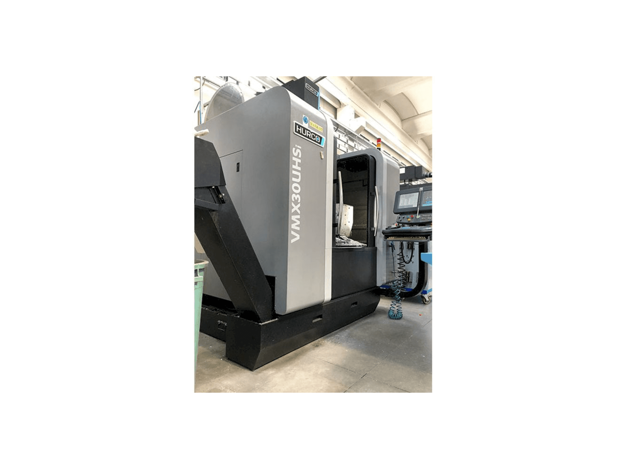 Frontansicht der Hurco VMX30 UHSi Maschine