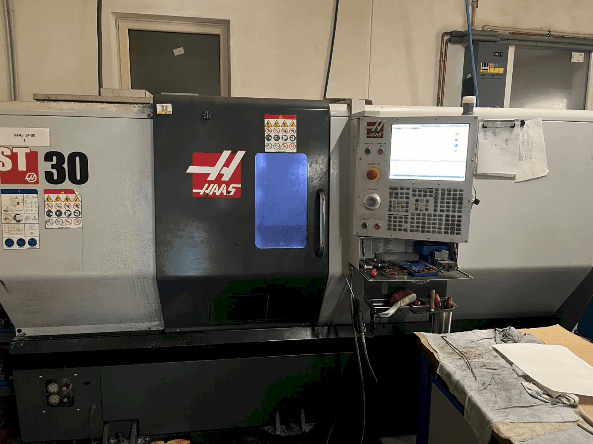 Frontansicht der HAAS ST-30 Maschine