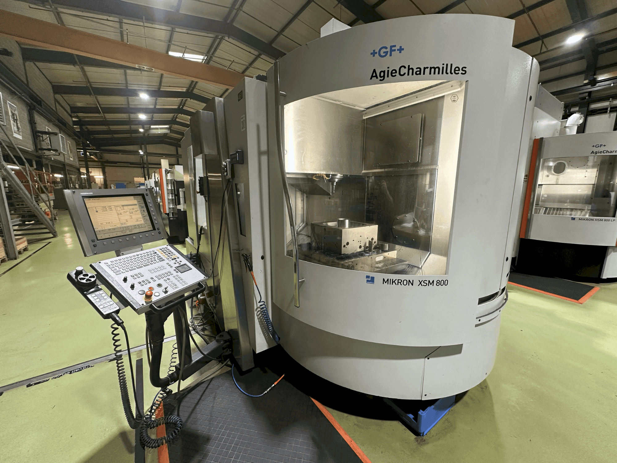 Frontansicht der +GF+ AgieCharmilles Mikron XSM 800 Maschine