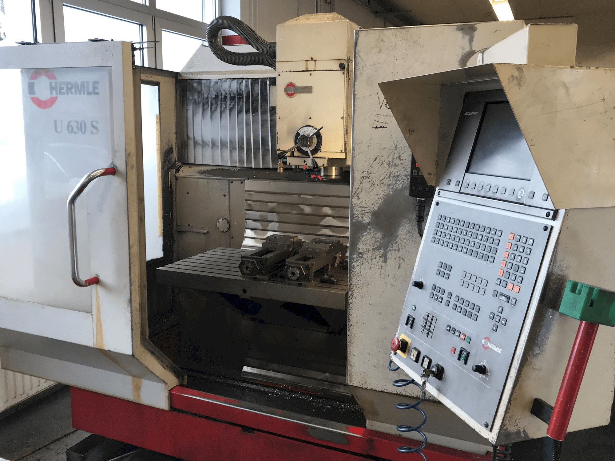 Frontansicht der HERMLE U 630 S Maschine