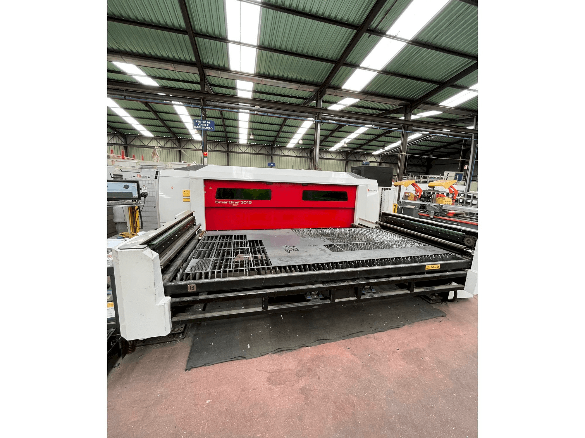 Frontansicht der TCI Smartline Fiber 3015 3KW Maschine