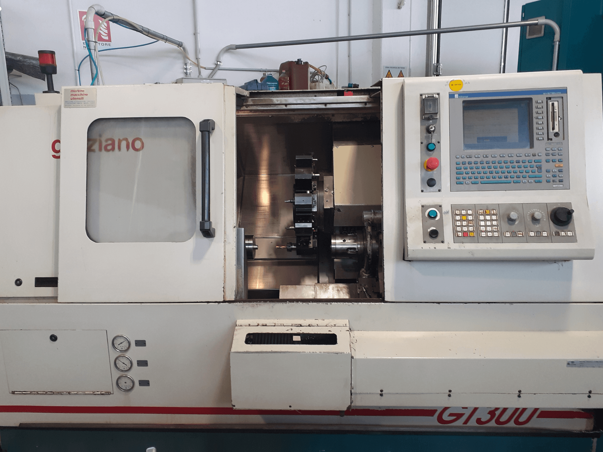 Horizontaldrehmaschine Graziano GT 300, Vorderansicht mit Bedienfeld und sichtbarem Bearbeitungsraum.