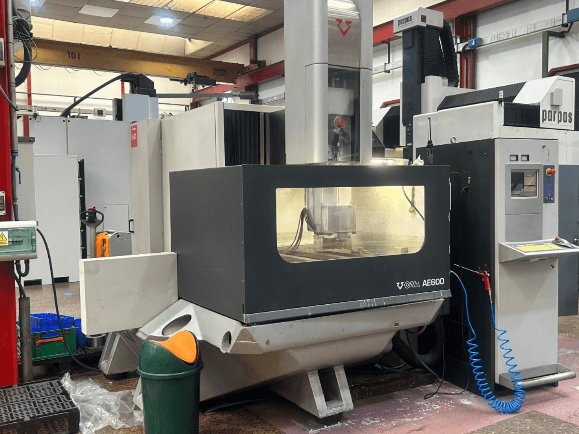 Senkerodiermaschine ONA AE600 in Betriebsaufstellung, mit einer Vorderansicht, auf der das Bedienfeld und der Arbeitsbereich zu sehen sind.