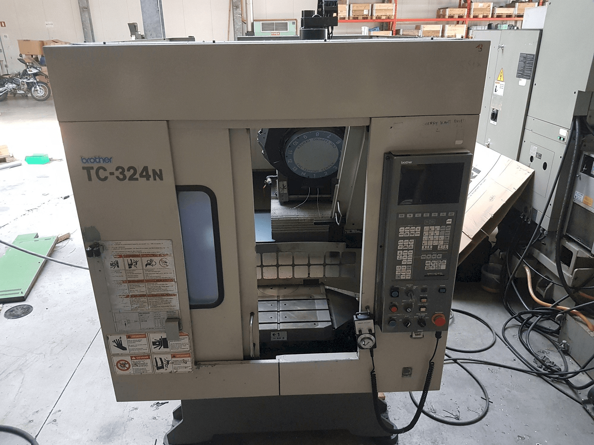 Frontansicht der Brother TC-324N Maschine