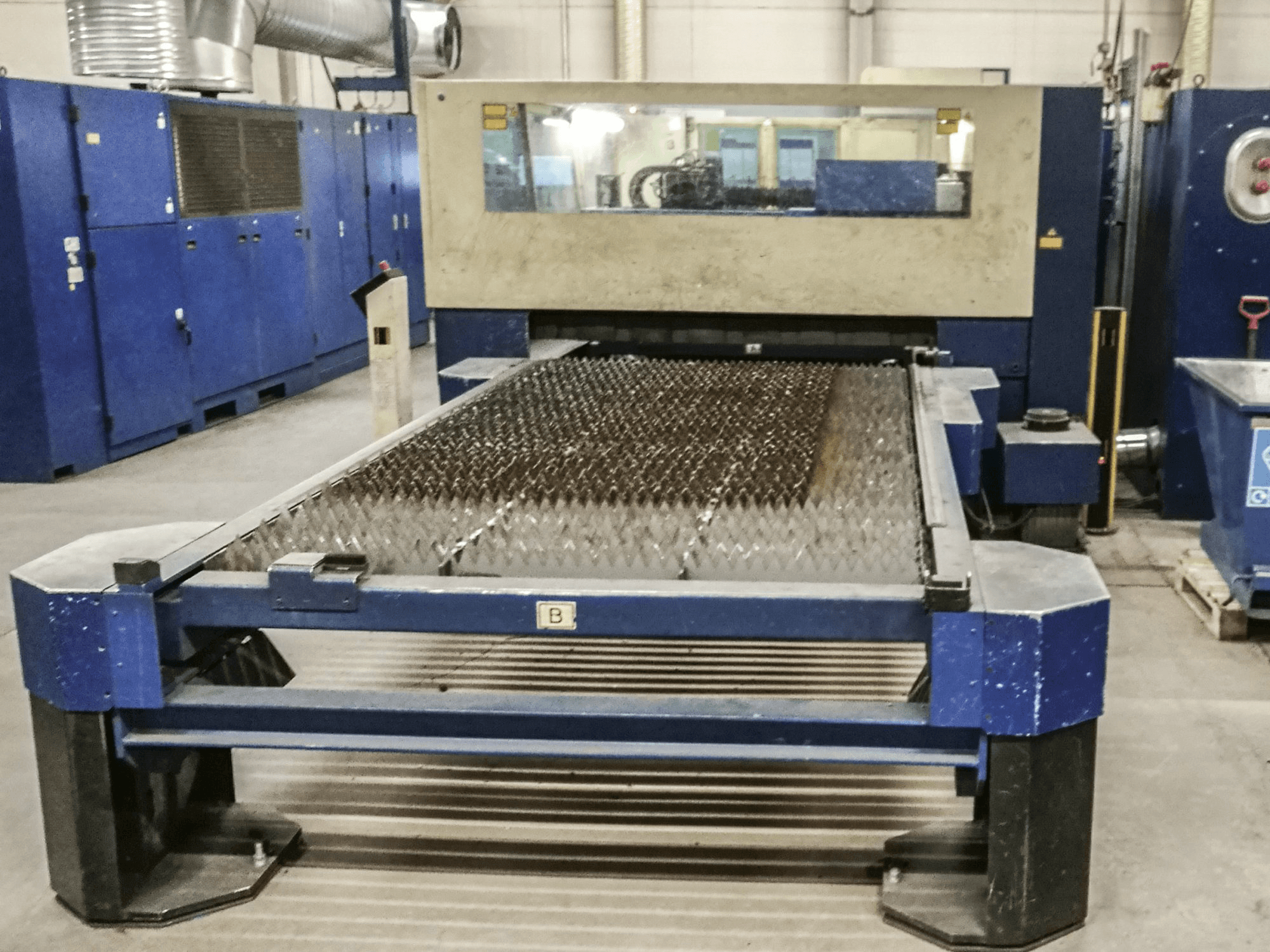 Rechte Ansicht der Trumpf Trumatic L3050 Maschine