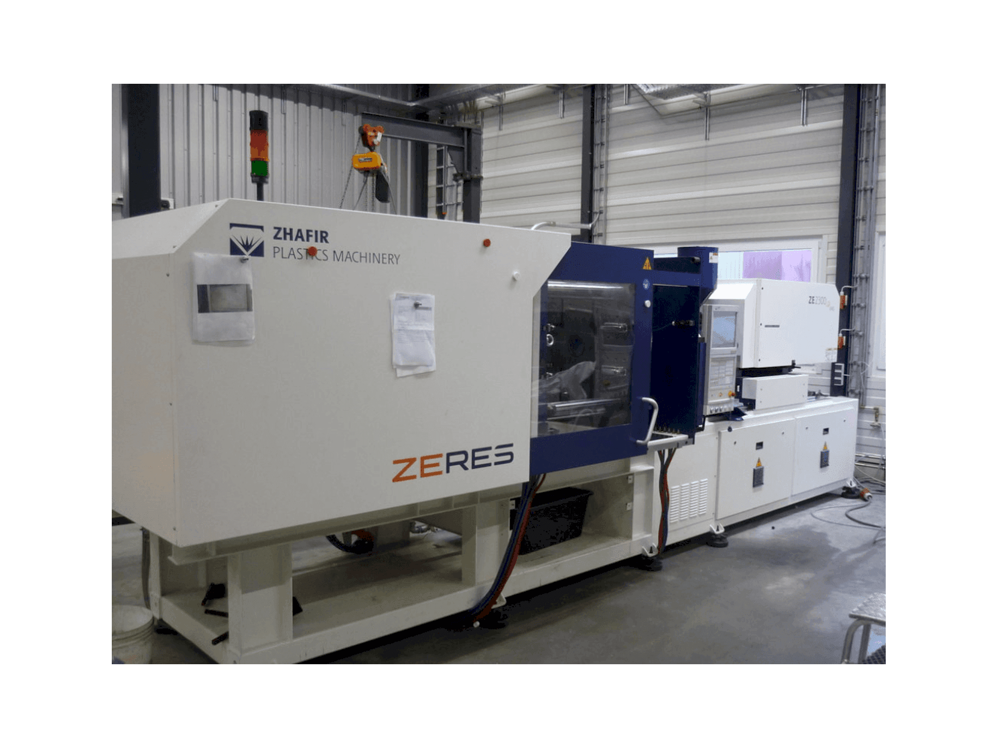 Frontansicht der ZHAFIR ZERES 2300 Haitian Maschine