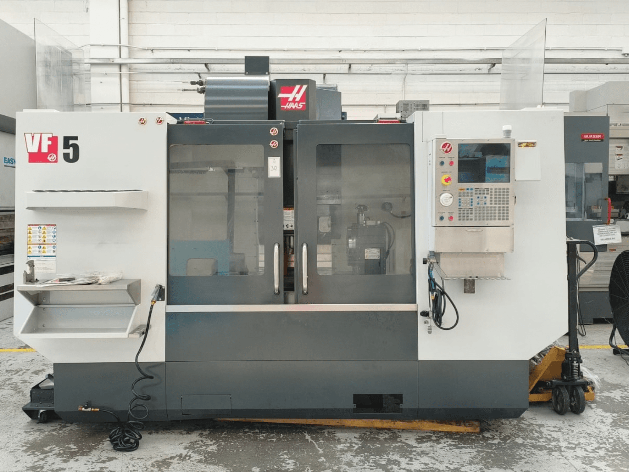 HAAS VF 5/40 Vertikalbearbeitungszentrum, Vorderansicht, mit Bedienfeld und Glastüren.