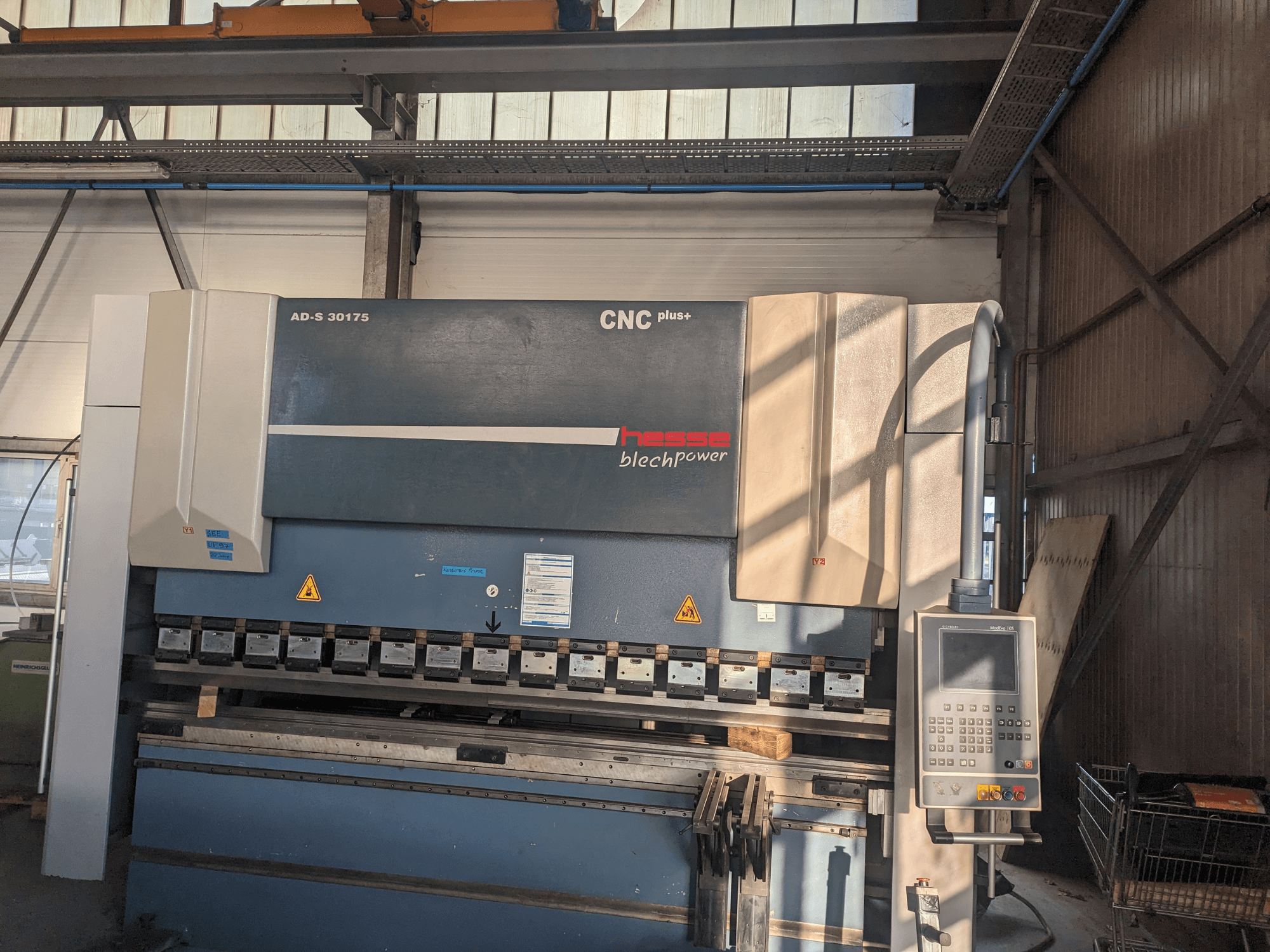 Hesse AD-S 30175 CNC-Biegemaschine, Vorderansicht, mit Bedienfeld und Werkzeugen, in einer Werkstattumgebung aufgestellt.