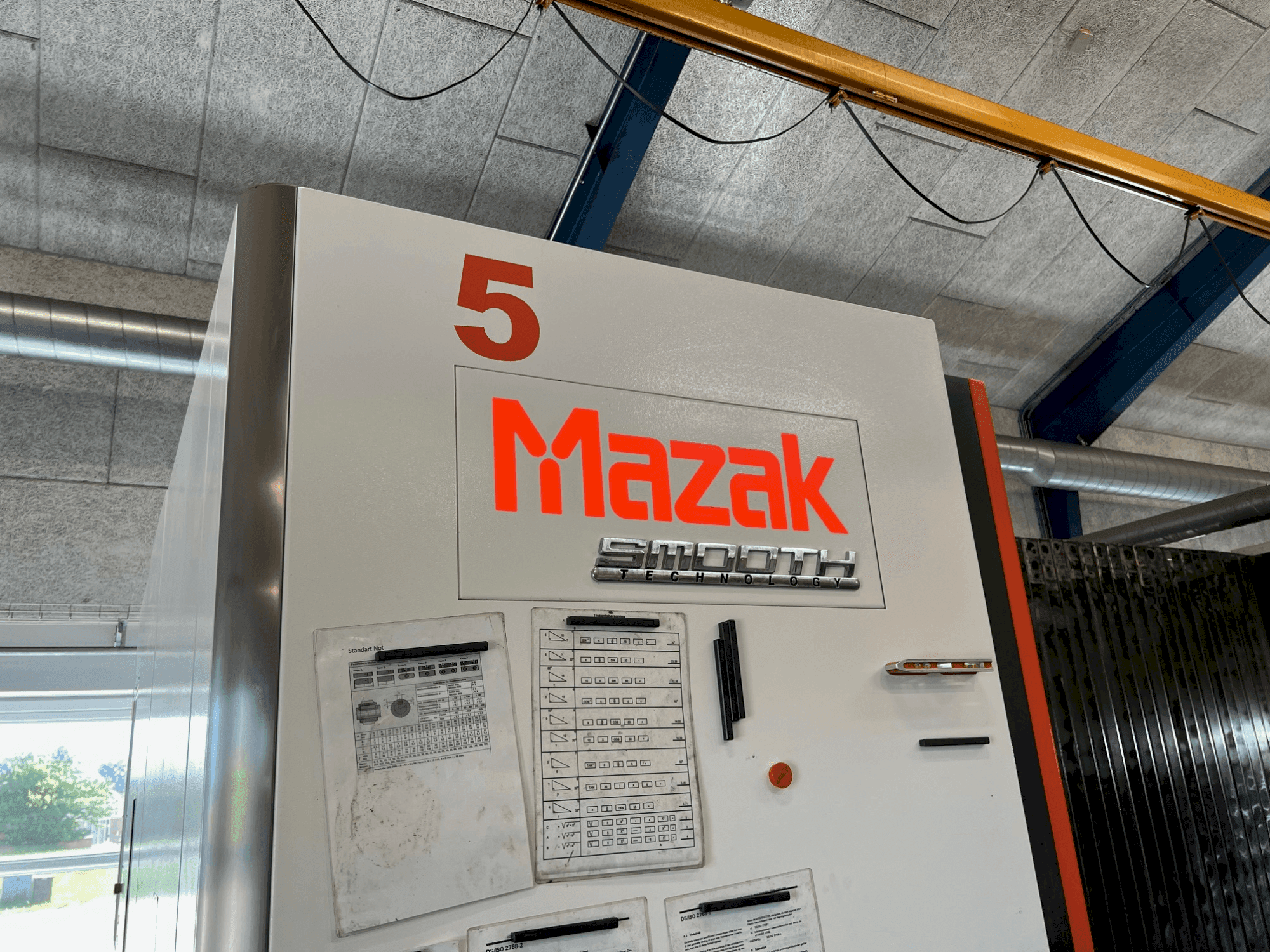 Frontansicht der Mazak VTC-530C Maschine