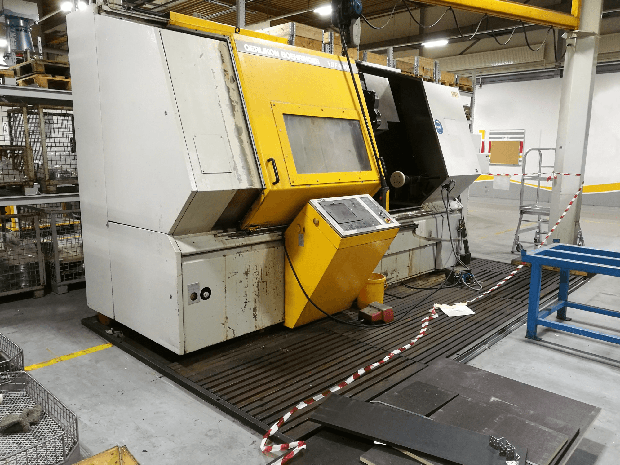 Linke Ansicht der OERLIKON BOEHRINGER VDF400C-F Maschine