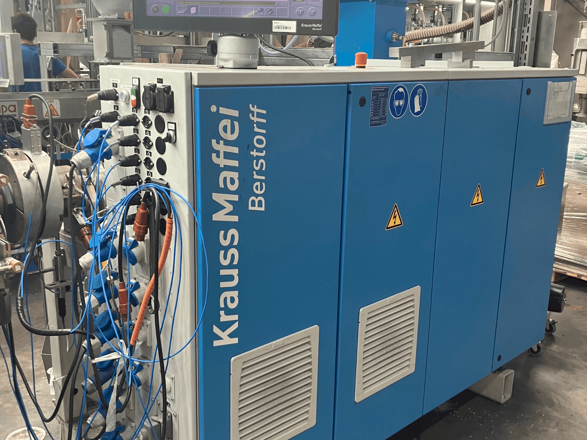 Frontansicht der Krauss Maffei KME 45 XS Maschine