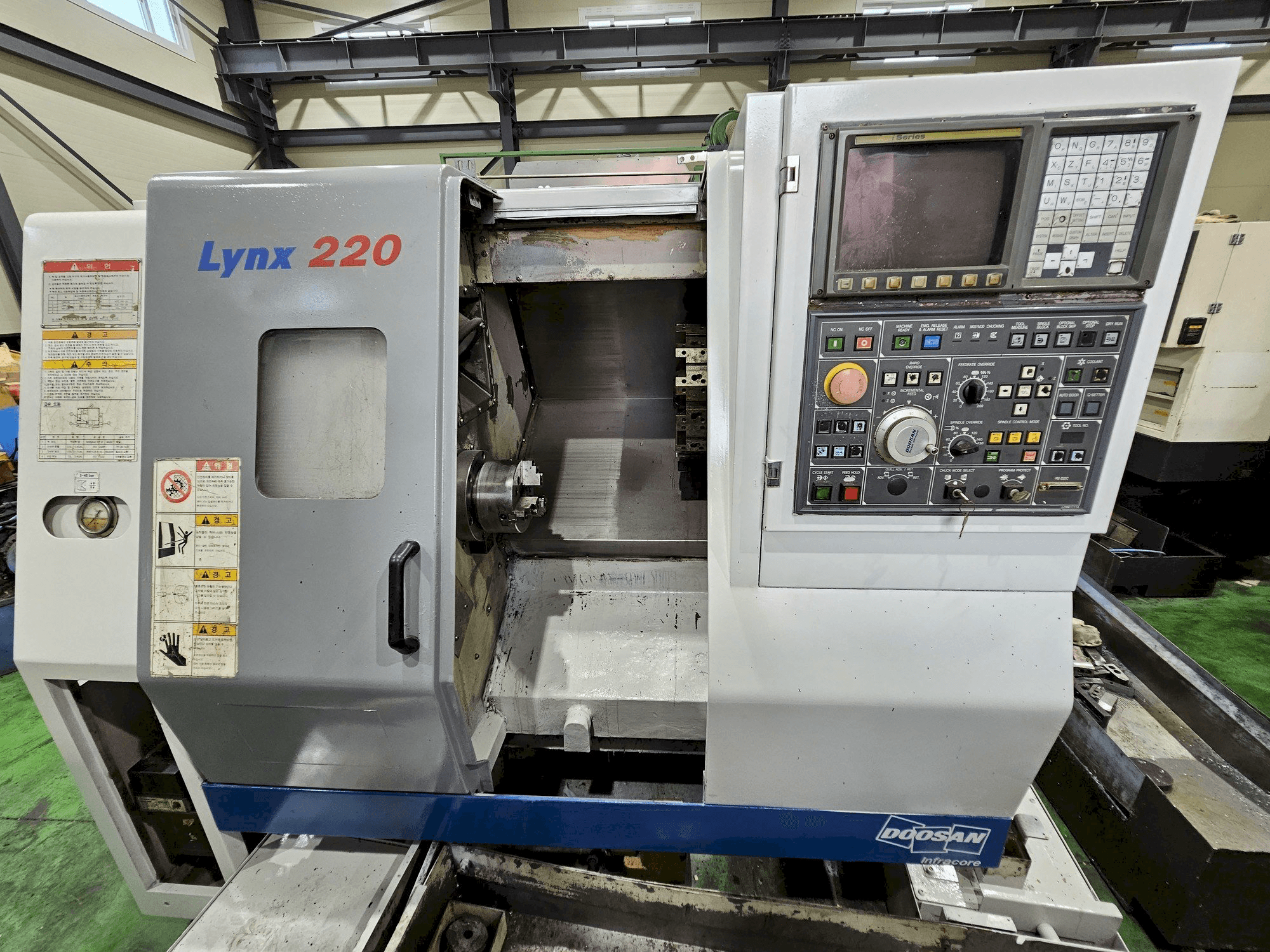 Frontansicht der Doosan Lynx 220A Maschine