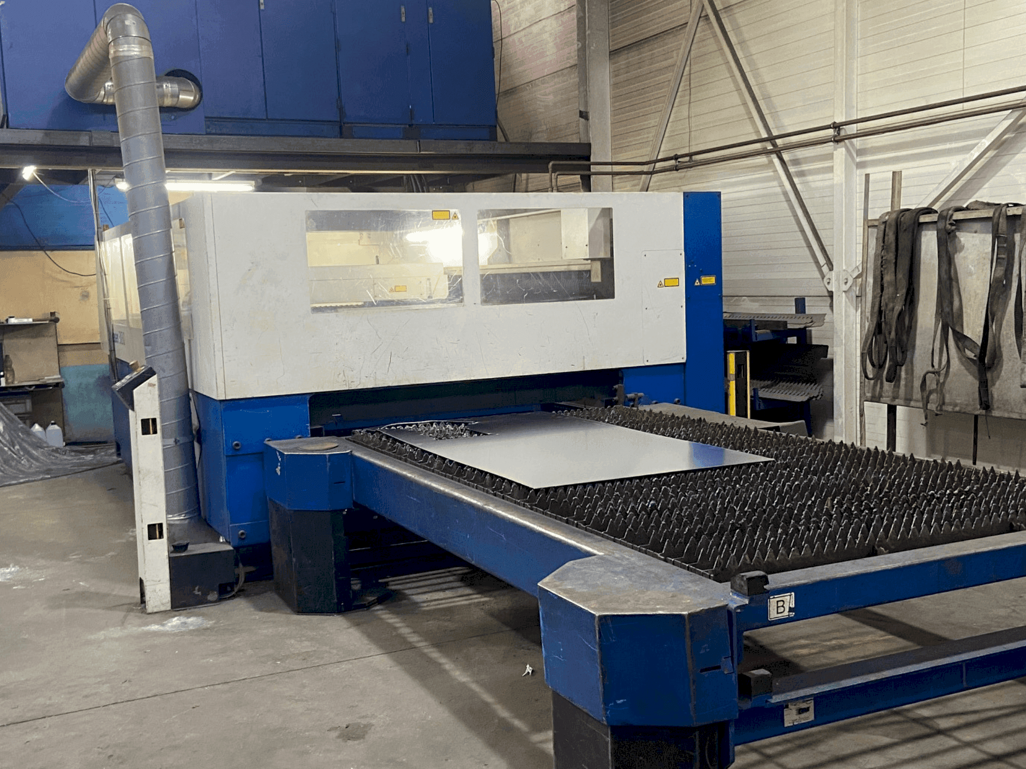 Frontansicht der TRUMPF TruLaser 3030 Maschine